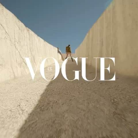 ユミ・ランバートのインスタグラム：「Work with the ones you love ❤️   VOGUE CZ  @vogueczechoslovakia  style by @francescaparise  with @aniachiz @yumilambert  produced by @guillaumerasquier@cadencefilms @caroleguenebeaud  DOP @aviaticfilms_gmbh @pabelito_@martin_fpv  Hair & Make up @lucianochiarello  Casting @cococasting  editor @nhk2f postproduction & vfx @senses.paris  photography assistent: @gianlusantanocito」