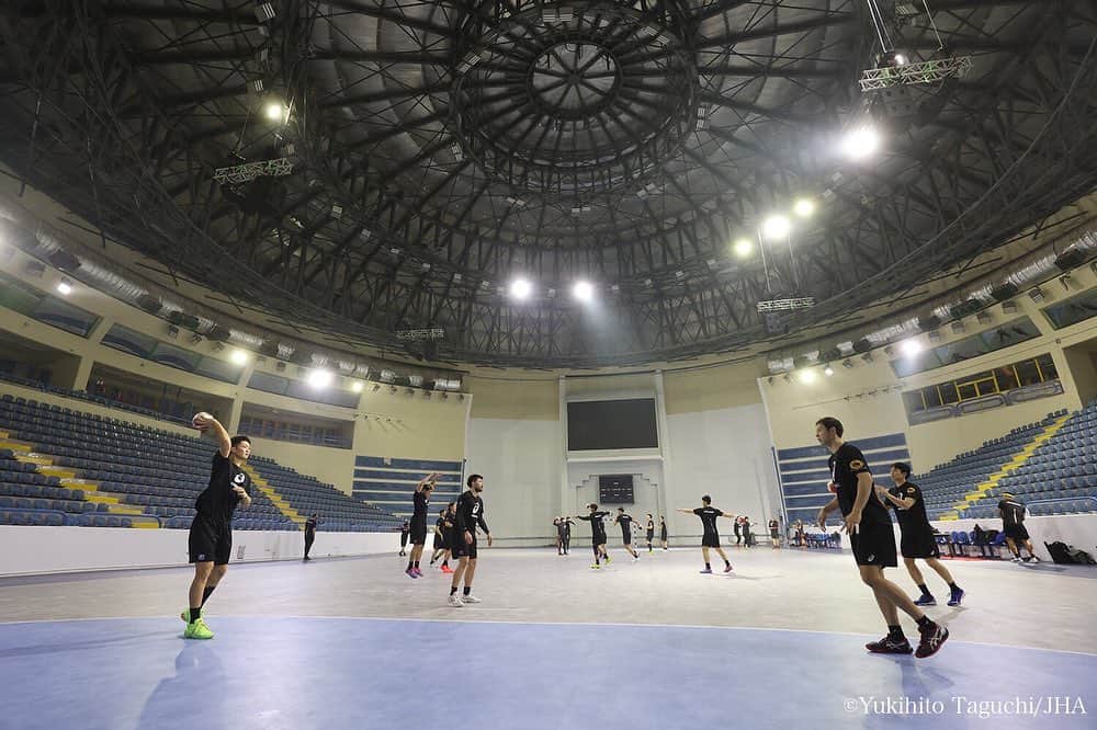 吉野樹さんのインスタグラム写真 - (吉野樹Instagram)「エジプト3日目 トレーニングしてきました！  時差ぼけか、身体少しだけ重かったけど大丈夫そう💪  本日18:00〜 エジプトとトレーニングマッチ🔥 自信つけれるように頑張ってきます！  #彗星JAPAN #handball #kempa #melisofficial #世界選手権 #Egypt2021 #Egypt  photo by @tagucci42 📸」1月5日 17時16分 - tatsuki.yoshino23