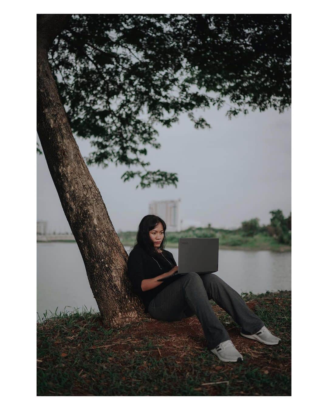 Putri Anindyaさんのインスタグラム写真 - (Putri AnindyaInstagram)「To be able to work outdoors is something that I love. Especially when I don’t need to worry about the battery cause this one got the long lasting one 🔋   Design laptop yang ringan juga bikin nyaman untuk dibawa kemana aja. Selain itu, Lenovo Yoga Slim 7 ini makin efisien dengan AMD Ryzen 4800U yang bikin segalanya jadi makin #BeneranCepat laptopnya, makin cepat juga kerjaan beres.   Oh, not to forget, it’s included with Microsoft Office Home & Student 2019 Original, free lifetime! So go get yourself one in your fav offline or online stores 💻   Do Great Things only with Lenovo Yoga Slim 7  @lenovoid  #LenovoID #YOGAForAllOfUs #SmarterTechnologyForAll #Windows10 #Windows10Home #PakaiRyzenRadeon」1月5日 17時17分 - puanindya