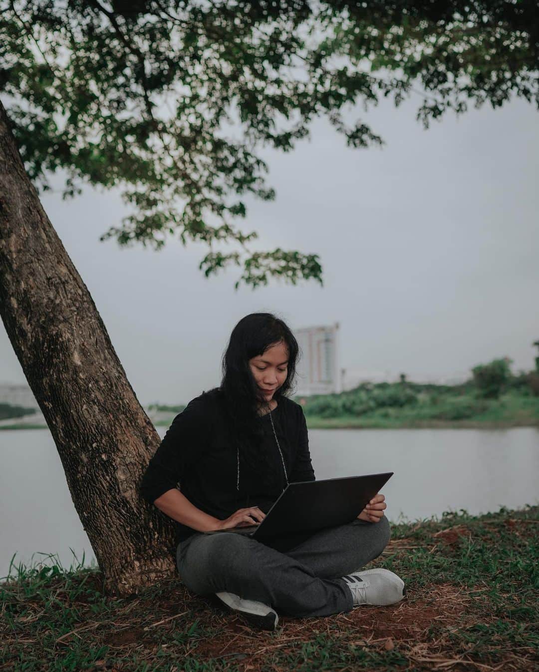 Putri Anindyaさんのインスタグラム写真 - (Putri AnindyaInstagram)「To be able to work outdoors is something that I love. Especially when I don’t need to worry about the battery cause this one got the long lasting one 🔋   Design laptop yang ringan juga bikin nyaman untuk dibawa kemana aja. Selain itu, Lenovo Yoga Slim 7 ini makin efisien dengan AMD Ryzen 4800U yang bikin segalanya jadi makin #BeneranCepat laptopnya, makin cepat juga kerjaan beres.   Oh, not to forget, it’s included with Microsoft Office Home & Student 2019 Original, free lifetime! So go get yourself one in your fav offline or online stores 💻   Do Great Things only with Lenovo Yoga Slim 7  @lenovoid  #LenovoID #YOGAForAllOfUs #SmarterTechnologyForAll #Windows10 #Windows10Home #PakaiRyzenRadeon」1月5日 17時17分 - puanindya