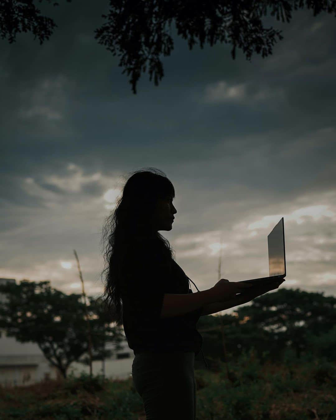 Putri Anindyaのインスタグラム：「To be able to work outdoors is something that I love. Especially when I don’t need to worry about the battery cause this one got the long lasting one 🔋   Design laptop yang ringan juga bikin nyaman untuk dibawa kemana aja. Selain itu, Lenovo Yoga Slim 7 ini makin efisien dengan AMD Ryzen 4800U yang bikin segalanya jadi makin #BeneranCepat laptopnya, makin cepat juga kerjaan beres.   Oh, not to forget, it’s included with Microsoft Office Home & Student 2019 Original, free lifetime! So go get yourself one in your fav offline or online stores 💻   Do Great Things only with Lenovo Yoga Slim 7  @lenovoid  #LenovoID #YOGAForAllOfUs #SmarterTechnologyForAll #Windows10 #Windows10Home #PakaiRyzenRadeon」