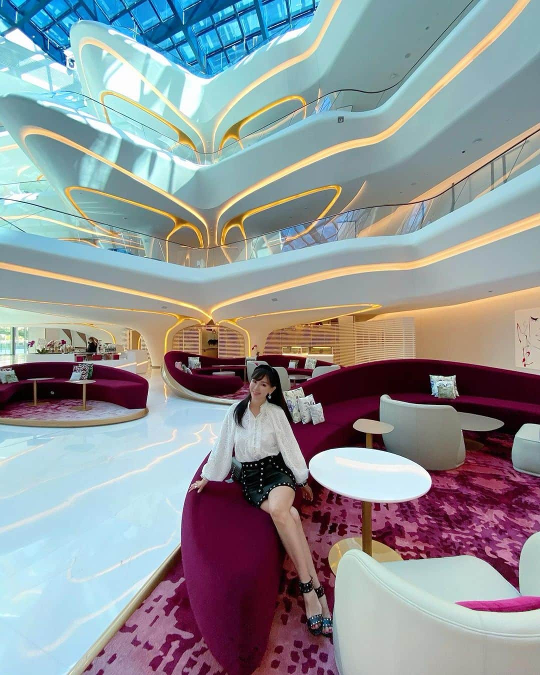 Rieのインスタグラム：「【Me Dubai Hotel】  外見は四角いドーナツ型のドバイのホテル"Me Dubai Hotel"  外見も斬新だけど、中も緩やかな曲線で形作られていて  なんとも未来的✨  凄い技術だなと感心してしまいます  地震が多い日本では考えられない様な面白い形のビルや大型ホテルが沢山あるドバイ！  建築を学びたい人は一度ドバイの建物をみに来ると面白い発見が色々見つかると思いますよ  #medubaihotel #ホテル #ドバイホテル #ドバイ #ドバイ旅行 #ドバイ観光 #ドバイインスタ映え  #ドバイ生活  #ドバイグラム  #ドバイ在住 #海外暮らし #海外旅行 #海外旅行好きな人と繋がりたい  #タビジョ #ビジットドバイ  #middleeast  #dubai #dubaitrip #dubaigram  #dubailife #dubaiinstagram  #mydubai #visitdubai」
