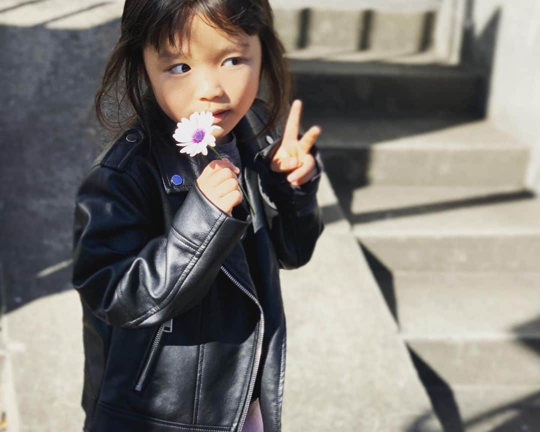 内藤陽子さんのインスタグラム写真 - (内藤陽子Instagram)「母親は大変なお仕事です。 保育園様々です。 スゲー大変な中にも、ふとした瞬間の笑顔や、寝顔で癒されます。 理想とはかけはなれ、辛くなったり、大変な事ばかり。 小学生になったら、きっとストレスが おうちで凄そう💦な覚悟です。 シングルマザーでも、お金ギリギリでも彼女が行きたい！って言った小学校に行かせてみせるよ。 大学まで一貫、行きたいというなら やってみせるよ。 母親だもの。  #子育て  #見捨てないで  #里親 #いつでもなるよ #未来」1月5日 17時20分 - dadaflora