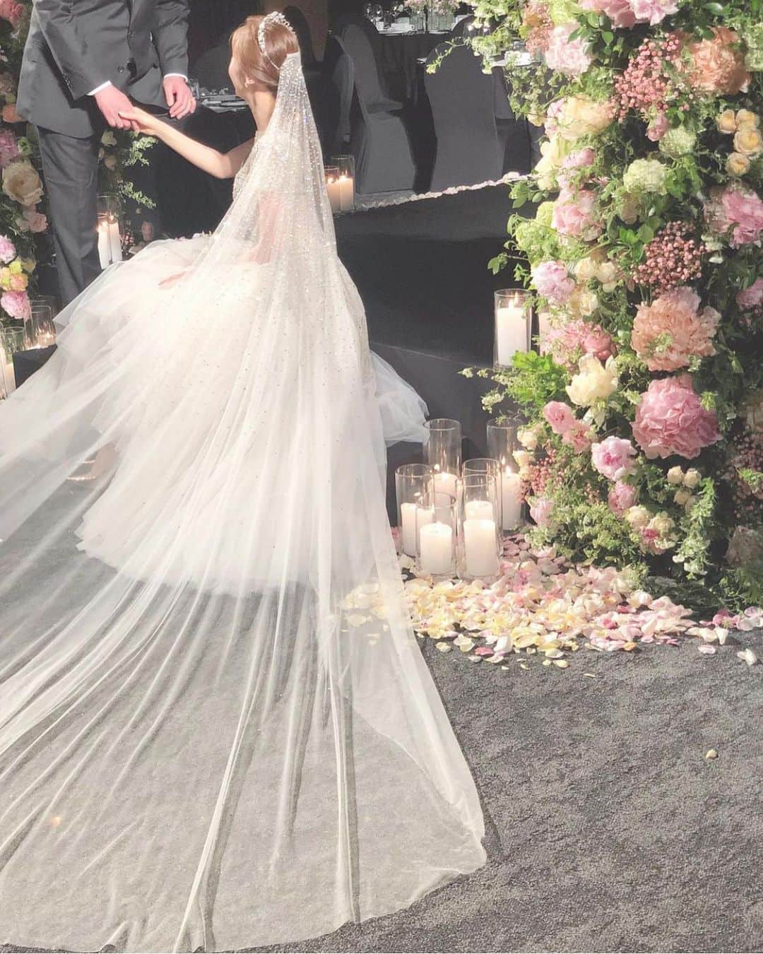 プレ花嫁の結婚式準備サイト marry【マリー】さんのインスタグラム写真 - (プレ花嫁の結婚式準備サイト marry【マリー】Instagram)「結婚式の日に残したい、宝物になりそうなショット💠✨﻿ ﻿ ﻿ ﻿ 特にベールをつけた後ろ姿って花嫁さんらしくて特別感がありますよね🤍﻿ ﻿ ﻿ ﻿ しかも後ろ姿の写真って少ないから﻿ こんなドラマチックなのにふとした瞬間みたいな一瞬が残せたら最高です🤍﻿ ﻿ ﻿ ﻿ ﻿ ﻿ ﻿ regram @husdud_3934 ﻿ ﻿ ﻿ ﻿ ﻿ ﻿ ﻿ ﻿ ﻿ *﻿ *﻿ *﻿ *﻿ marryは「世界中の可愛い」を集める﻿ ウェディングサイトです💎﻿ ﻿ サイト内には、﻿ 結婚式のアイデアを紹介する記事が1万以上✨﻿ 毎日朝7時と夜の6時に新着記事をUP✨﻿ @marryxoxo_wd の﻿ プロフィールURLからチェックできます💍﻿ ﻿ 特に人気の記事は﻿ @marryxoxo_id のアカウントでも﻿ 紹介しているので必見🌷﻿ ﻿ ﻿ ﻿ しゃぼん玉バルーンや指輪のレースサブレなどのオリジナル商品は、@marryxoxo_shopのアカウントで紹介しています💕﻿ ◌ ❁˚﻿ #プレ花嫁#卒花#卒花嫁#2020秋婚#2020冬婚#2021春婚#2021夏婚#2021秋婚#2021冬婚#結婚式#結婚#ウェディング#ウェディングフォト﻿ ﻿ ﻿ ﻿」1月5日 17時20分 - marryxoxo_wd