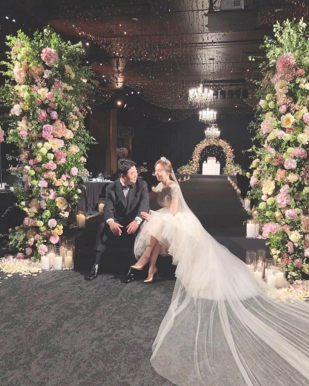 プレ花嫁の結婚式準備サイト marry【マリー】さんのインスタグラム写真 - (プレ花嫁の結婚式準備サイト marry【マリー】Instagram)「結婚式の日に残したい、宝物になりそうなショット💠✨﻿ ﻿ ﻿ ﻿ 特にベールをつけた後ろ姿って花嫁さんらしくて特別感がありますよね🤍﻿ ﻿ ﻿ ﻿ しかも後ろ姿の写真って少ないから﻿ こんなドラマチックなのにふとした瞬間みたいな一瞬が残せたら最高です🤍﻿ ﻿ ﻿ ﻿ ﻿ ﻿ ﻿ regram @husdud_3934 ﻿ ﻿ ﻿ ﻿ ﻿ ﻿ ﻿ ﻿ ﻿ *﻿ *﻿ *﻿ *﻿ marryは「世界中の可愛い」を集める﻿ ウェディングサイトです💎﻿ ﻿ サイト内には、﻿ 結婚式のアイデアを紹介する記事が1万以上✨﻿ 毎日朝7時と夜の6時に新着記事をUP✨﻿ @marryxoxo_wd の﻿ プロフィールURLからチェックできます💍﻿ ﻿ 特に人気の記事は﻿ @marryxoxo_id のアカウントでも﻿ 紹介しているので必見🌷﻿ ﻿ ﻿ ﻿ しゃぼん玉バルーンや指輪のレースサブレなどのオリジナル商品は、@marryxoxo_shopのアカウントで紹介しています💕﻿ ◌ ❁˚﻿ #プレ花嫁#卒花#卒花嫁#2020秋婚#2020冬婚#2021春婚#2021夏婚#2021秋婚#2021冬婚#結婚式#結婚#ウェディング#ウェディングフォト﻿ ﻿ ﻿ ﻿」1月5日 17時20分 - marryxoxo_wd