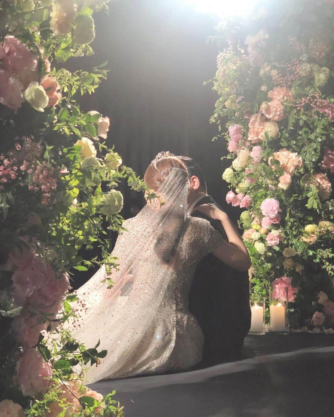 プレ花嫁の結婚式準備サイト marry【マリー】さんのインスタグラム写真 - (プレ花嫁の結婚式準備サイト marry【マリー】Instagram)「結婚式の日に残したい、宝物になりそうなショット💠✨﻿ ﻿ ﻿ ﻿ 特にベールをつけた後ろ姿って花嫁さんらしくて特別感がありますよね🤍﻿ ﻿ ﻿ ﻿ しかも後ろ姿の写真って少ないから﻿ こんなドラマチックなのにふとした瞬間みたいな一瞬が残せたら最高です🤍﻿ ﻿ ﻿ ﻿ ﻿ ﻿ ﻿ regram @husdud_3934 ﻿ ﻿ ﻿ ﻿ ﻿ ﻿ ﻿ ﻿ ﻿ *﻿ *﻿ *﻿ *﻿ marryは「世界中の可愛い」を集める﻿ ウェディングサイトです💎﻿ ﻿ サイト内には、﻿ 結婚式のアイデアを紹介する記事が1万以上✨﻿ 毎日朝7時と夜の6時に新着記事をUP✨﻿ @marryxoxo_wd の﻿ プロフィールURLからチェックできます💍﻿ ﻿ 特に人気の記事は﻿ @marryxoxo_id のアカウントでも﻿ 紹介しているので必見🌷﻿ ﻿ ﻿ ﻿ しゃぼん玉バルーンや指輪のレースサブレなどのオリジナル商品は、@marryxoxo_shopのアカウントで紹介しています💕﻿ ◌ ❁˚﻿ #プレ花嫁#卒花#卒花嫁#2020秋婚#2020冬婚#2021春婚#2021夏婚#2021秋婚#2021冬婚#結婚式#結婚#ウェディング#ウェディングフォト﻿ ﻿ ﻿ ﻿」1月5日 17時20分 - marryxoxo_wd