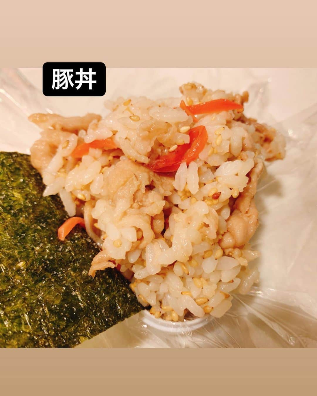 間宮梨花さんのインスタグラム写真 - (間宮梨花Instagram)「2020.7月 今半すき焼きのタレよくでるね〜🤣💕 必ずおいしくなるからね✌️✌️✌️ #7月の話 #りかちゅうおにぎり  #旦那おにぎり #おにぎりケース」1月5日 17時24分 - rika_aizawa0329
