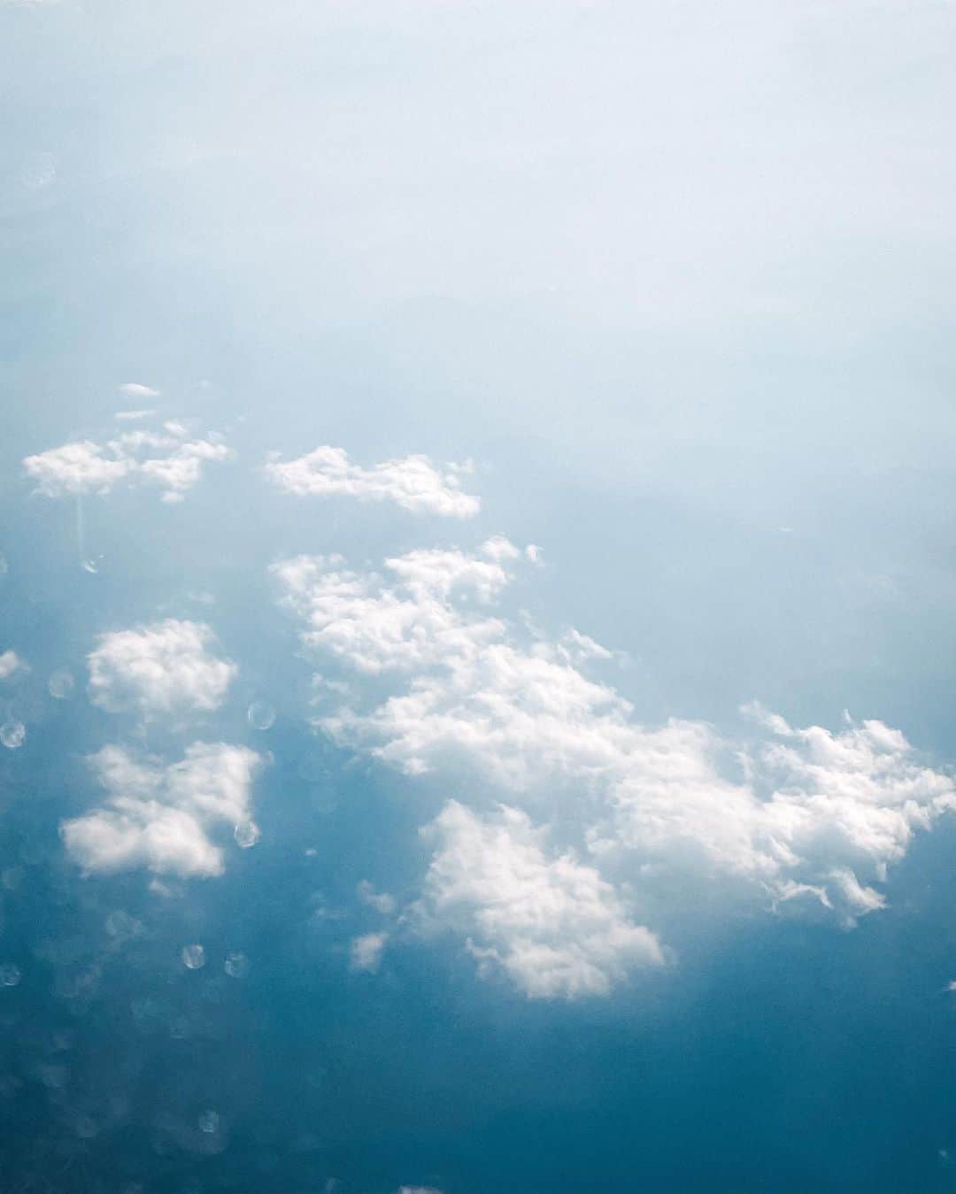 リウ・ウェンのインスタグラム：「#WenInFlight」