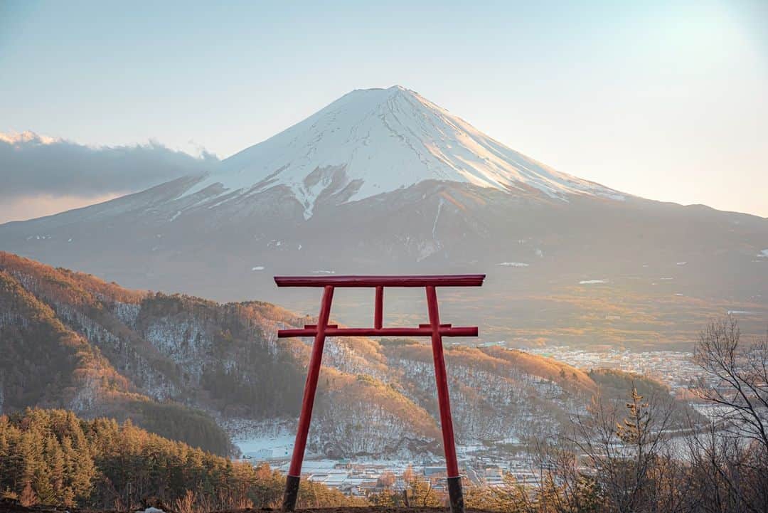JALさんのインスタグラム写真 - (JALInstagram)「. Happy New Year from Mt. Fuji and the torii gate at Kawaguchi Asama Shrine. What was your first auspicious dream of the year? #NewJourneyJanuary  2021年最初の投稿は #河口浅間神社 ⛩️ 鳥居と富士山が一緒に見られる素敵なスポット🗻  皆さんはどのような初夢を見ましたか？ . . Photo by @ino_key0420 Post your memories with #FlyJAL  #JapanAirlines #japan #yamanashi #newyear2021」1月5日 17時30分 - japanairlines_jal
