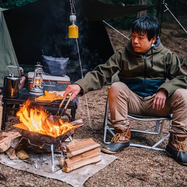 キャンプ情報サイト［ランタン］さんのインスタグラム写真 - (キャンプ情報サイト［ランタン］Instagram)「CAMP SMILE STYLE ／ バンドックのソロベースと キャンプをしながらギア探し ＼ いろんなキャンパーのキャンプスタイルを現地取材と一般キャンパーからの投稿で数多く掲載してます。 . . 詳しくは @lantern.camp webサイトをご覧ください . . #camp #camping #outdoor #travel #trip #lantern_smile #nature #キャンプ #キャンプ用品 #アウトドア #テント #自然 #旅行 #キャンプ初心者 #キャンプ好きな人と繋がりたい #キャンプスタイル #LANTERN #キャンプギア #バンドック #bundok #フュアハンド #ベイビースペシャル #フュアハンド_ランタン #焚き火台 #薪割り #冬キャンプ #ソロキャンプ #かぶとの森テラス」1月5日 17時41分 - lantern.camp