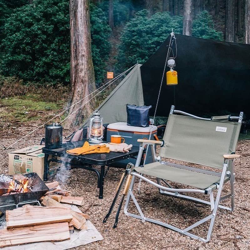 キャンプ情報サイト［ランタン］さんのインスタグラム写真 - (キャンプ情報サイト［ランタン］Instagram)「CAMP SMILE STYLE ／ バンドックのソロベースと キャンプをしながらギア探し ＼ いろんなキャンパーのキャンプスタイルを現地取材と一般キャンパーからの投稿で数多く掲載してます。 . . 詳しくは @lantern.camp webサイトをご覧ください . . #camp #camping #outdoor #travel #trip #lantern_smile #nature #キャンプ #キャンプ用品 #アウトドア #テント #自然 #旅行 #キャンプ初心者 #キャンプ好きな人と繋がりたい #キャンプスタイル #LANTERN #キャンプギア #バンドック #bundok #フュアハンド #ベイビースペシャル #フュアハンド_ランタン #焚き火台 #薪割り #冬キャンプ #ソロキャンプ #かぶとの森テラス」1月5日 17時41分 - lantern.camp