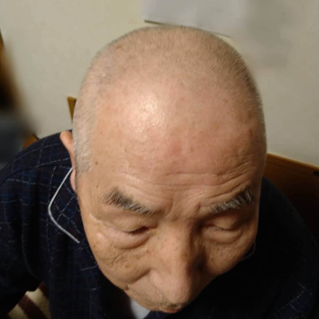 KAORUさんのインスタグラム写真 - (KAORUInstagram)「仕事に行って帰ってきたらお父さんの頭が変わってて驚いた(笑) ほんの1時間の出来事(笑)  床屋さんが来てくれたんだね(*^^*)  #お父さん #床屋さん #高次脳機能障害  #介護生活」1月5日 17時41分 - yukisaku_88