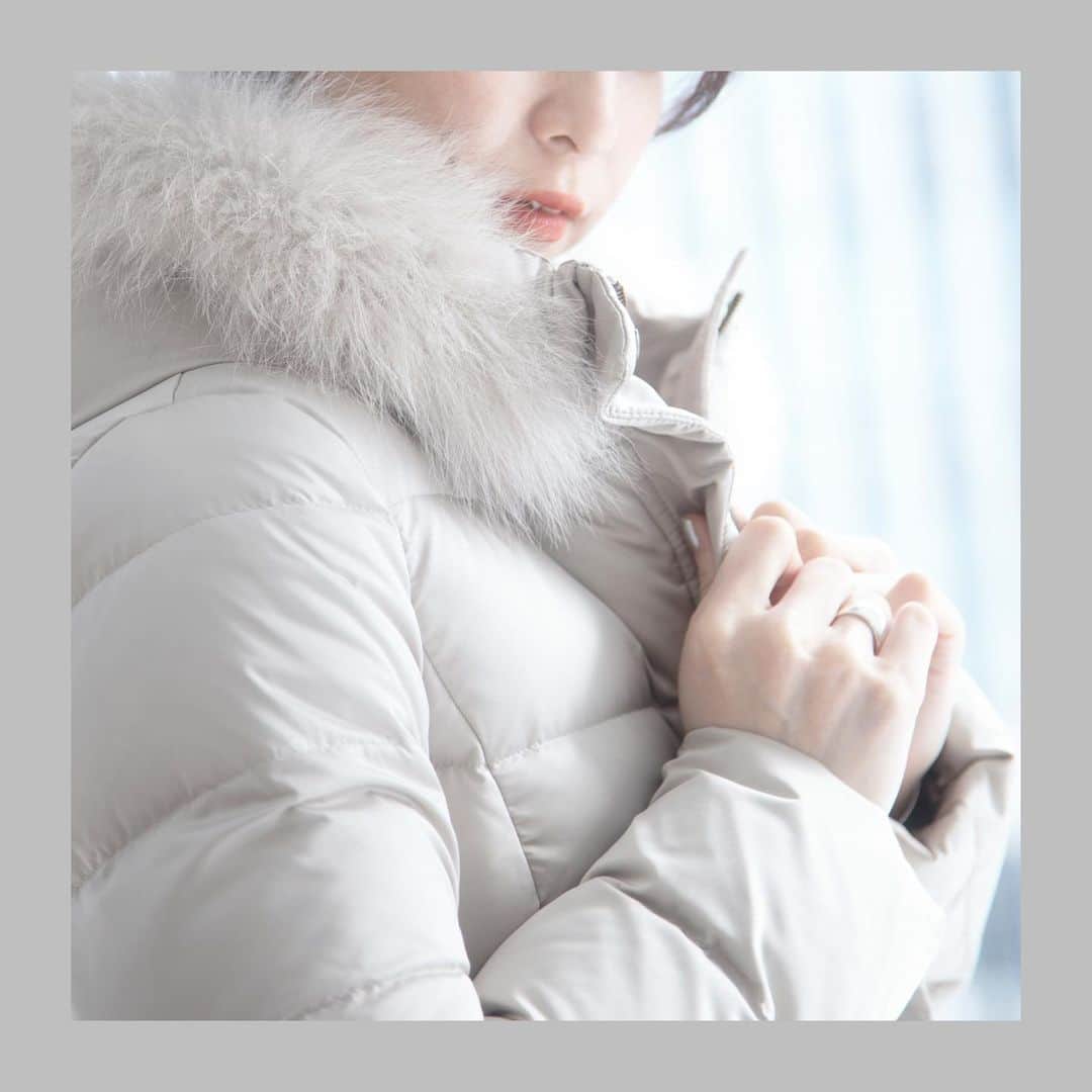 INDIVIのインスタグラム：「- recommend sale items -﻿ ﻿ ﻿ 上品さを演出するフォックスファーを使用したダウンコート。﻿ フード部分は取り外し可能ですので、ハイネックにアレンジした2wayの着方がお楽しみいただけます！﻿ ﻿ ﻿ ✴︎coat.¥41,800→¥33,440(税込)﻿ ✴︎no.127-99071(652ベージュ着用)﻿ ﻿ ※ できるだけ実物のカラーに近づけておりますが、お部屋の照明等によりこちらの画像は商品の色味が若干異なる場合がございます。﻿ 正しくはオンラインサイトの商品カラーをご参照くださいませ。﻿ ﻿ ﻿ #INDIVI﻿ #インディヴィ」