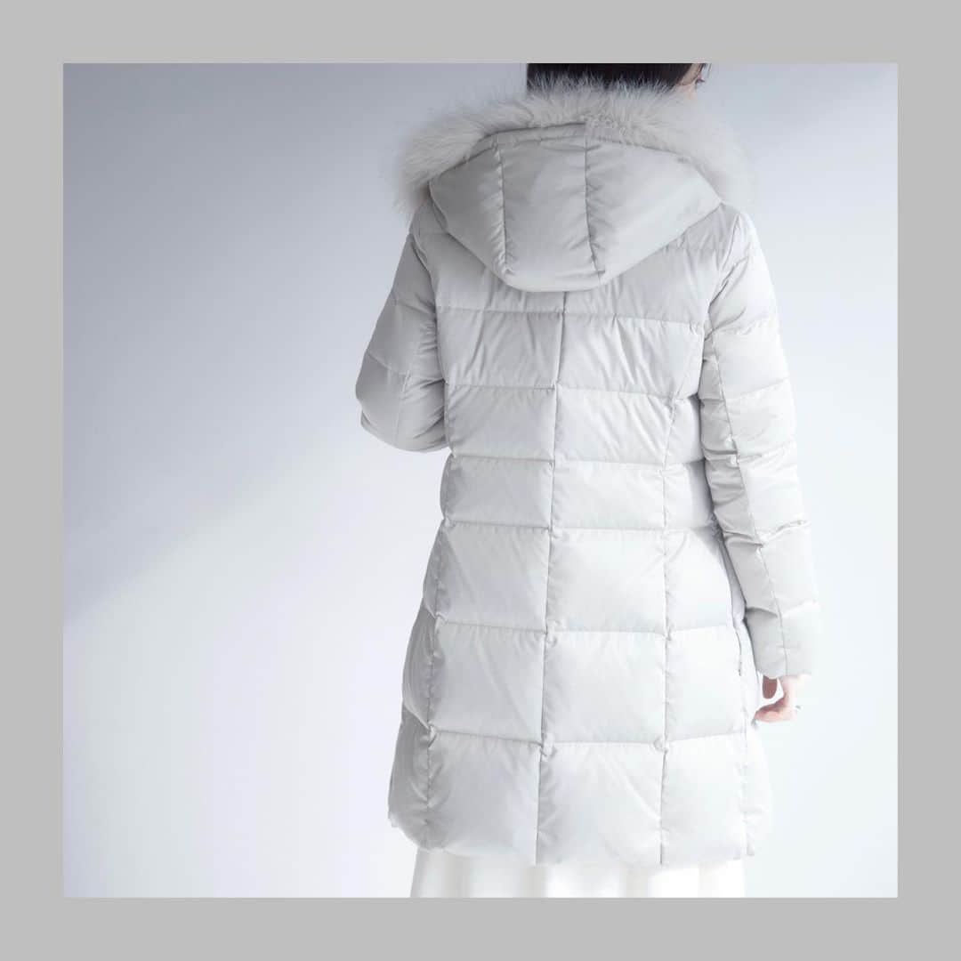 INDIVIのインスタグラム：「- recommend sale items -﻿ ﻿ ﻿ ダウンパックの配置にこだわり、すっきり見えを実現。﻿ 細身のパンツにはもちろん、ボリューム感のあるスカートを合わせてもバランス良くお召しいただけます！﻿ ﻿ シルクのような光沢とシルキータッチが特徴のサテン素材を使用。﻿ 撥水性も兼ね備えた素材ですので今時期に重宝するアイテムです！﻿ ﻿ ﻿ ✴︎coat.¥41,800→¥33,440(税込)﻿ ✴︎no.127-99071(652ベージュ着用)﻿ ﻿ ※できるだけ実物のカラーに近づけておりますが、お部屋の照明等によりこちらの画像は商品の色味が若干異なる場合がございます。﻿ 正しくはオンラインサイトの商品カラーをご参照くださいませ。﻿ ﻿ ﻿ #INDIVI﻿ #インディヴィ」
