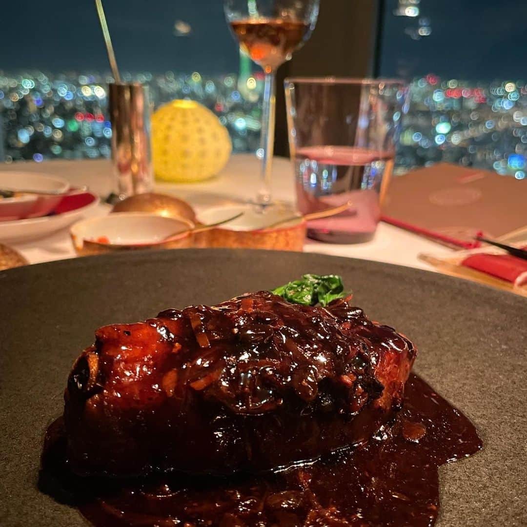 Mandarin Oriental, Tokyoさんのインスタグラム写真 - (Mandarin Oriental, TokyoInstagram)「お部屋でも、レストランやバー、スパでも一日中リラックスできるのがステイケーションの魅力♪ 充実したステイをご紹介くださりありがとうございます。 📷 @sakurai_takashi    Enjoying a super relaxing time at various locations in a hotel is one of the best things about staycations. Indulge yourself for a day in a luxuriously appointed guestroom, as well as at our restaurants, bar and spa. Thank you for sharing your great photos, which captured your fulfilling stay with us! 📷 @sakurai_takashi    #ImAFan #InspiredByMO #MandarinOriental #MandarinOrientalTokyo #MOTokyo #Nihonbashi #Tokyohotel #staycation #マンダリンオリエンタル東京 #マンダリンオリエンタル﻿ #日本橋 #東京 #ラグジュアリーホテル #ステイケーション #広東料理センス #マンダリンバー #スパ #KUMO #KUMOちゃん」1月5日 17時34分 - mo_tokyo