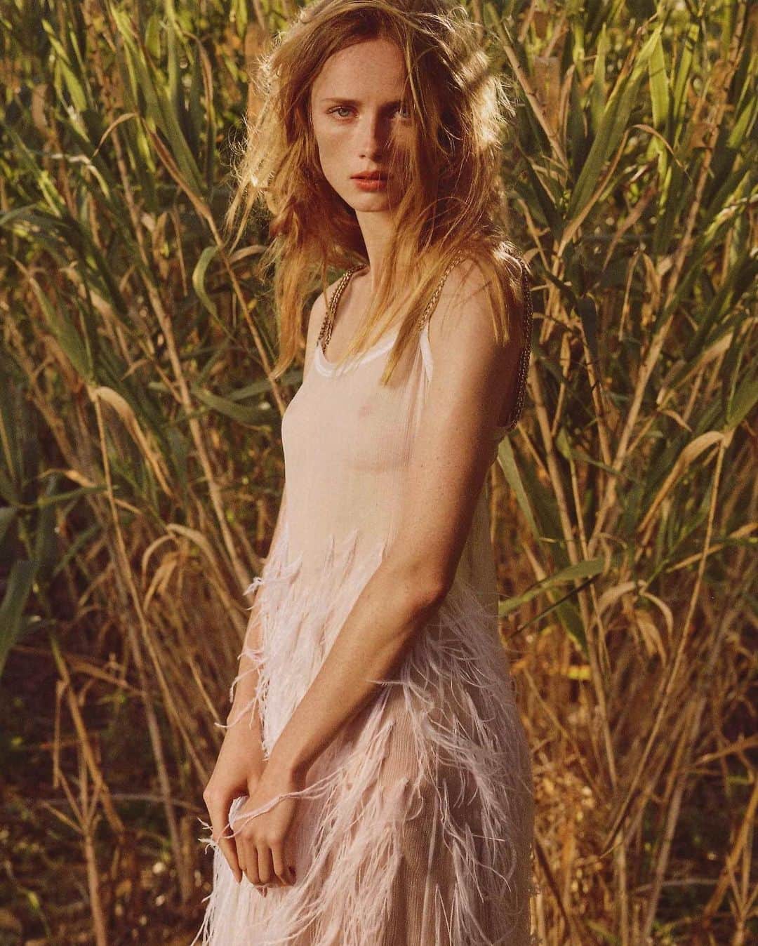 のインスタグラム：「#N21 on #VOGUEJAPAN VOGUE 2021年 2月号  #ヌメロヴェントゥーノ  #numeroventuno  2021春夏コレクション♡  @voguejapan  @numeroventuno   @iza_official  SHOPIZA.com  #izastagram」