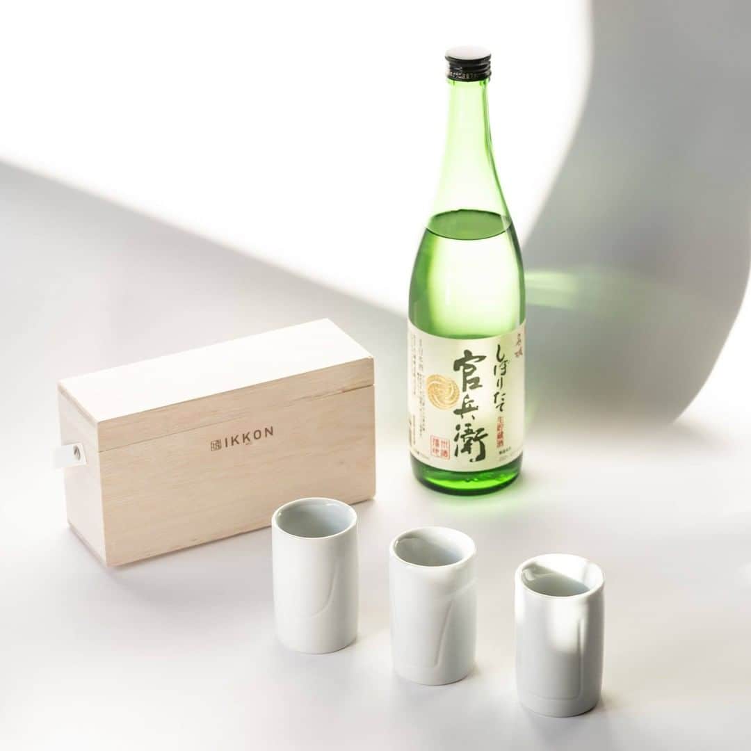 のインスタグラム：「. 【IKKONで日本酒飲み比べ】  今回飲み比べた日本酒は 【官兵衛　しぼりたて生貯蔵酒】 兵庫県の名城酒造で造られたお酒です。 「兵庫県」「官兵衛」と聞けば、 豊臣秀吉の天下統一を支えたとされる 黒田官兵衛が連想されますね！ 味わいの特徴としては甘く、 白ワインのような優しい口当たりです♪  ◎Round﻿ すっきりとした甘み良く感じられる ﻿ ◎Straight﻿ まろやかな甘味の後に辛味が感じられる ﻿ ◎Narrow﻿ ﻿甘さ、辛味、苦味を同時に感じられる  ﻿ このように1本の日本酒で、 3種類の味わい方ができるのがIKKONです。﻿  是非お気に入りの日本酒で 試してみてくださいね！  詳細は【@ikkon.life】 プロフィールリンクから。  ------------------------------------------- 【IKKONとは】 IKKONとは3種の味わい方が 楽しめるぐい呑みです。  二重焼という大堀相馬焼の特徴と、 その内側の形状を工夫することにより 空気との関わり方が変化。 それによりお酒の味の深みや風味を 楽しみ尽くすことができます。  それぞれの特徴を紹介します。  Round フルーティーな優しい 甘味を味わう  Straight 複雑な味わいをしっかりと 十分に味わう  Narrow 飲む過程で起きる 変化を味わう -------------------------------------------  #ikkon #一献 #飲み比べ #呑み比べ  #日本酒飲み比べ #日本酒好き #酒スタグラム  #ポン酒 #sakelover #ポン酒ダグラム  #酒スタグラム #ポン酒タグラム #日本酒部  #日本酒が好き #日本酒らぶ #日本酒で乾杯  #日本酒飲もう #日本酒好きとつながりたい  #日本酒飲みたい #利酒  #酒器 #酒器セット #日本酒好きな人と繋がりたい #日本酒女子  #日本酒大好き #ponshutagram #sakestagram #兵庫のお酒 #生貯蔵酒 #しぼりたて」