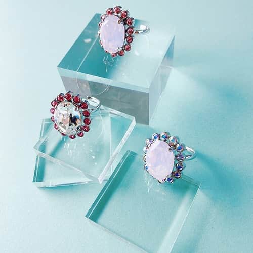 BASE（ベイス）のインスタグラム：「candy rings ／ PHTHALO（@phthalo_jewelry）  💍 名前のように 「キャンディ」がはじける きらめきをまとったリング 💍  ＜PHTHALO＞は可憐すぎず、大人っぽすぎず 心が惹かれるモチーフをデフォルメし ジュエリーに落とし込んでします。  7色から選ぶことができ スワロフスキークリスタルが 特別な日に彩りを添えてくれる指輪です👸👑  #baseec #baseecで販売中 #リング #指輪 #スワロフスキー #ハンドメイドアクセサリー #ハンドメイドリング #手元くら部 #シルバーリング #ゴールドリング」