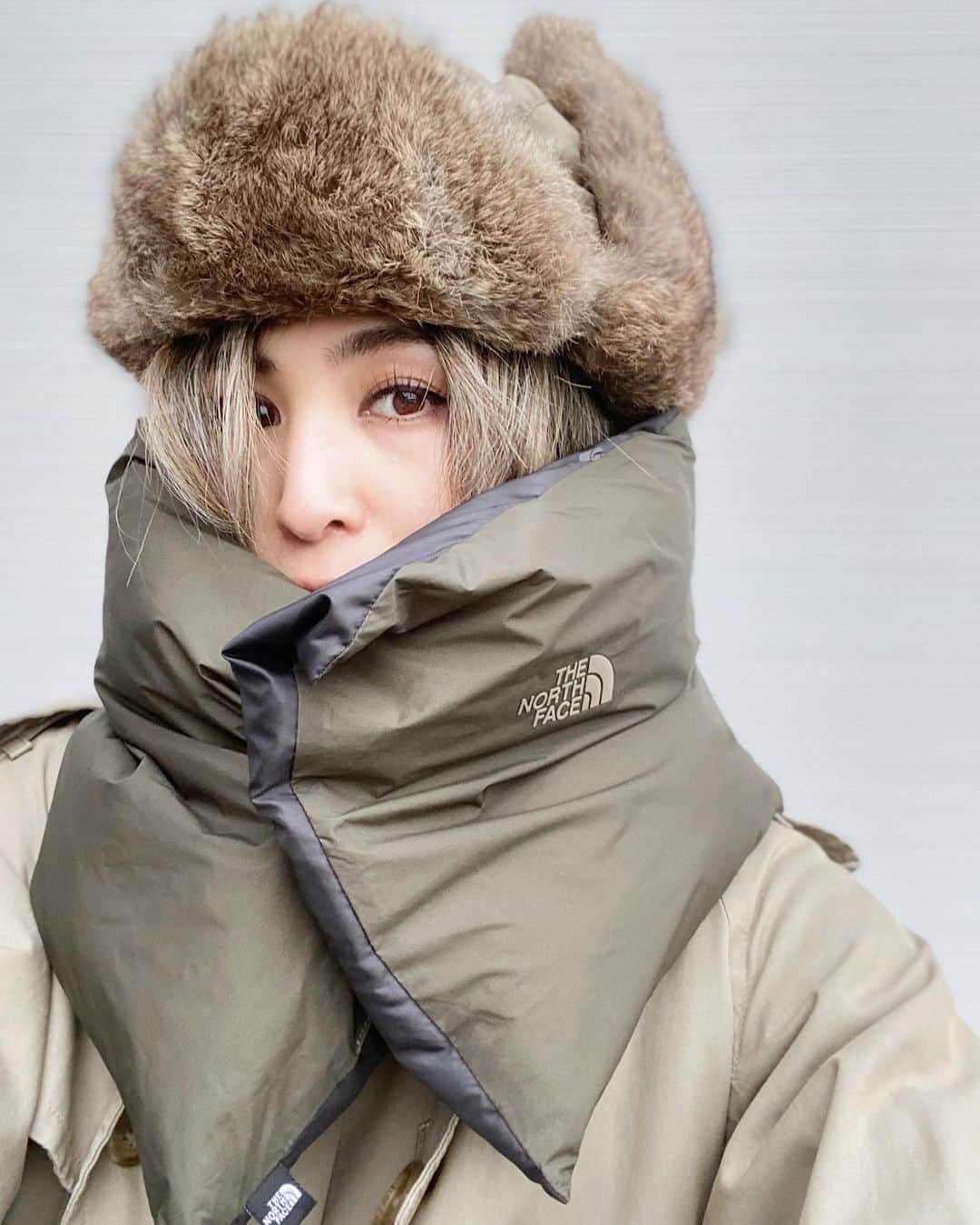 月本えりさんのインスタグラム写真 - (月本えりInstagram)「寒いね🥶❄️ このマフラーすごいあったかい🧣 マグネット式で簡単に巻けるからオススメ💕 カートコバーン気分のフライトキャップでさらにあったか😊 #winter #winterfashion #cozy #scarf #muffler #thenorthface #cap #fashion #burberry #trenchcoat #coldweather #styling #mensfashion #防寒 #flightcap」1月5日 17時43分 - eritsukimoto