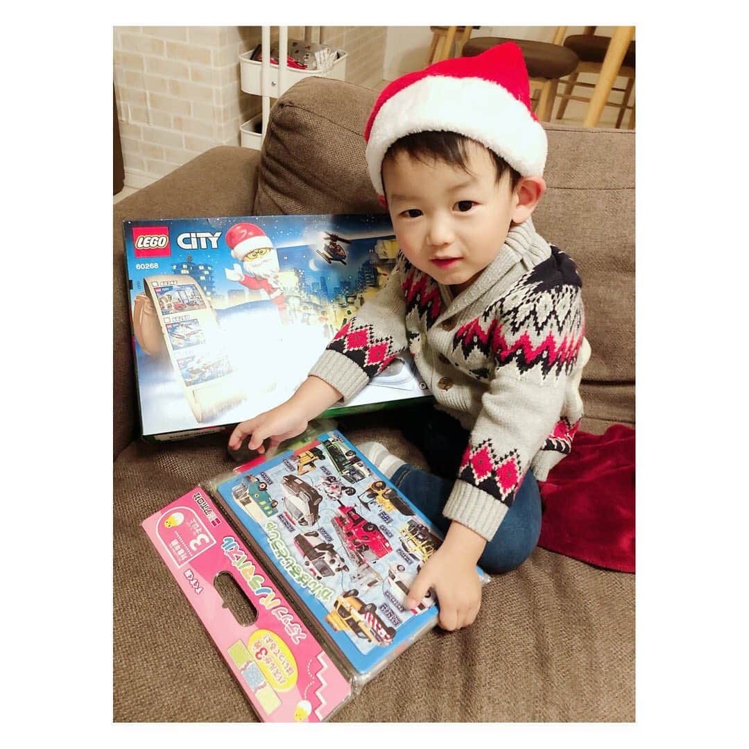 小河結香のインスタグラム：「未だクリスマスネタ 引きずっております🤣 天使の元にも無事サンタさんが来たようです👼 #サンタさん来た #メリクリ #小さなサンタ #クリスマスプレゼント」