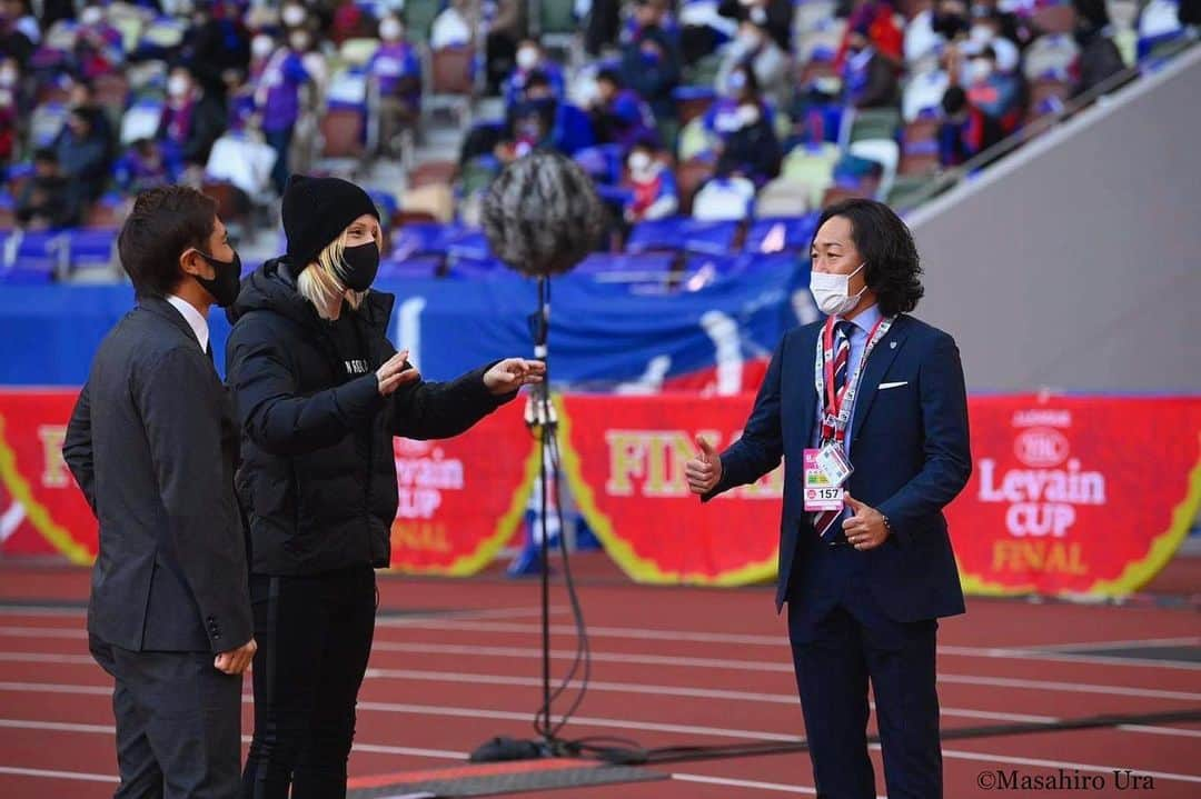 石川直宏さんのインスタグラム写真 - (石川直宏Instagram)「青赤パークオンライン現地中継中に見慣れた2人が。  ROLANDさんと那須👩🏼🙋🏻‍♂️ ROLANDさんはじめましてだったけど、YouTube観てるからそんな感じしなかったな。笑  2人はフジテレビの副音声とYouTubeで試合のライブ配信✨どんな内容だったんだろう🤔  #ROLAND #俺か俺以外か  #那須大亮 #YouTuber #同級生」1月5日 17時45分 - sgss.18