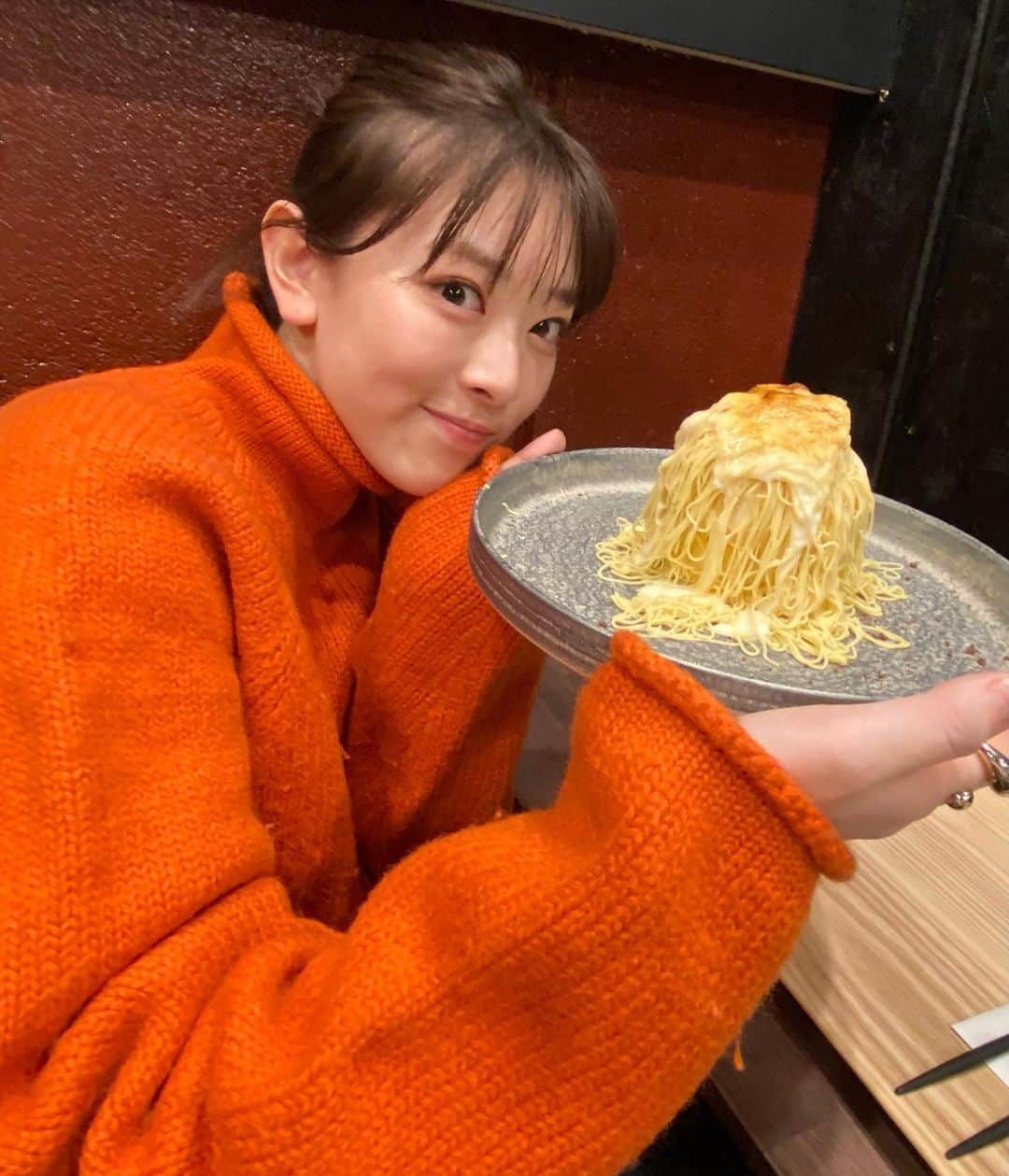水上京香さんのインスタグラム写真 - (水上京香Instagram)「🍠 ジーッと眺めて、ペロッといただきました記録😋🍴 このフォルムの食べ物には目が無い。 そういや、2021年ラーメン始めも既に👌 ラーメンを食すだけの動画撮ったんですけど、需要あります？」1月5日 17時45分 - kyokaminakami_official