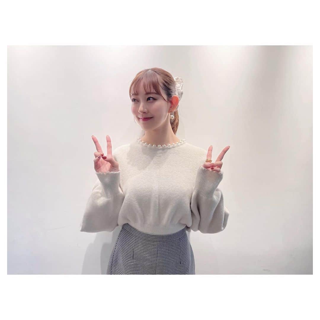 渡辺美優紀さんのインスタグラム写真 - (渡辺美優紀Instagram)「. 年末のテレビで着ていたニット！ どこのものか聞いていただいていたので✨首元のパールが可愛すぎますよね〜🥺🥺最近モノトーンが大好きです Knit→ @alexanderwangny  velour chouchou→ @miley__market」1月5日 17時46分 - miyukichan919