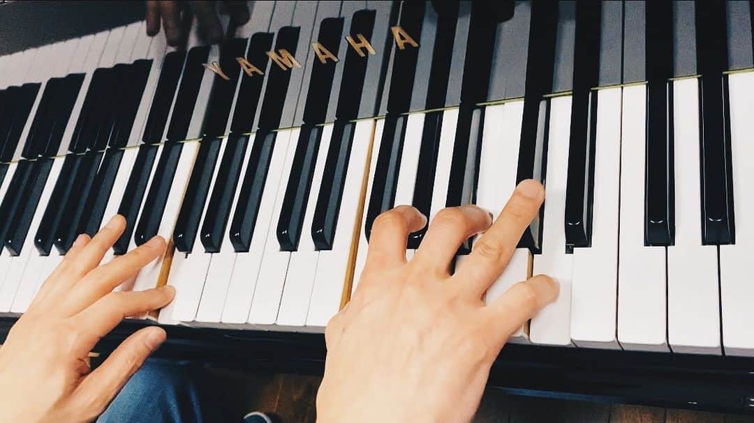 佐藤千亜妃さんのインスタグラム写真 - (佐藤千亜妃Instagram)「今年最初のピアノレッスン🎹まだまだ指が思うように動かない。。。運指はまだグダグダだけど、ルートの動き方が目に見えてよくわかって楽しい。 最後は先生に正解を弾いてもらい、動画を撮ってフィニッシュ。これを見て個人練習しよう。 #写真は先生の手です🤚」1月5日 17時46分 - chiaki_sato0920