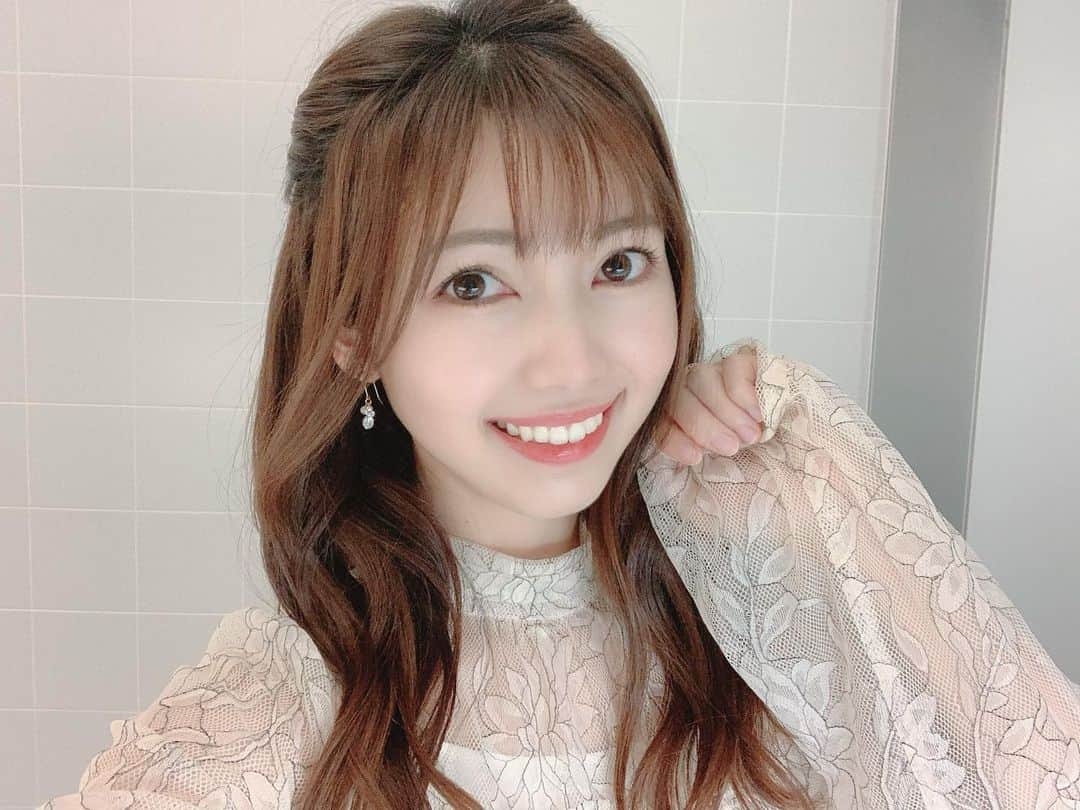 川又智菜美のインスタグラム：「👗﻿ レーシィなお洋服なんですよ〜！﻿ ってことを主張するポーズです😂✊﻿ ﻿ 私服は最近セーターばかりなので、﻿ こういったトップスを着るとソワソワ🤭﻿ レースたっぷりのお洋服って可愛いです😍﻿ ﻿ 冬生まれなのに寒さにはめっぽう弱く、﻿ はやく暖かくなってほしいなぁと思う日々🌸﻿ ﻿ あ、でも暖かくなると花粉が…😭﻿ 今年は花粉多いのかなぁ？と﻿ こんな時期から心配してしまいます💦﻿ ﻿ こちら去年のあげ忘れです💁‍♀️﻿ 👗 @mercuryduo_com  ﻿ #日テレNEWS24﻿」