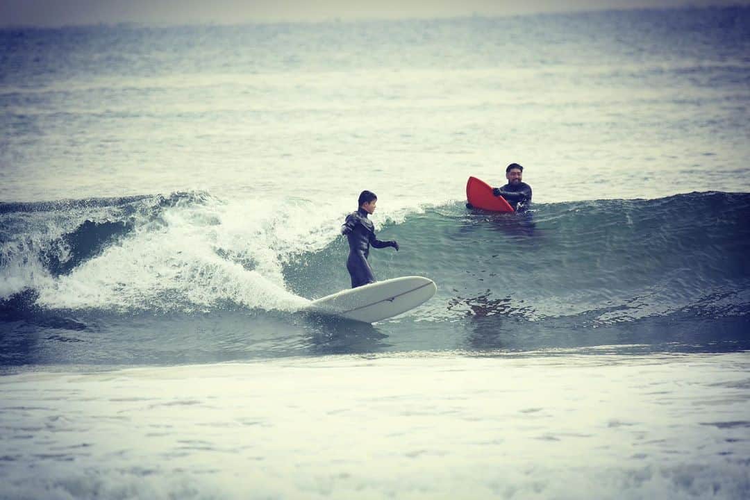 駿河太郎のインスタグラム：「初乗りしてきました‼️  新しい相棒 @thomassurfboards の Jai Lee's Ursulaモデルが めちゃくちゃ面白い🤣  アウトラインはピグっぽいけど、エゲツないテールキックが、今までにないturnとliftを味わわせてくれます😭  @shintaromaeda  @transistor_brand  @yuzurushinjo  @oneworld_surfshop   surferの皆様 本年も宜しくお願い致します  無事、乗り初めました‼️」