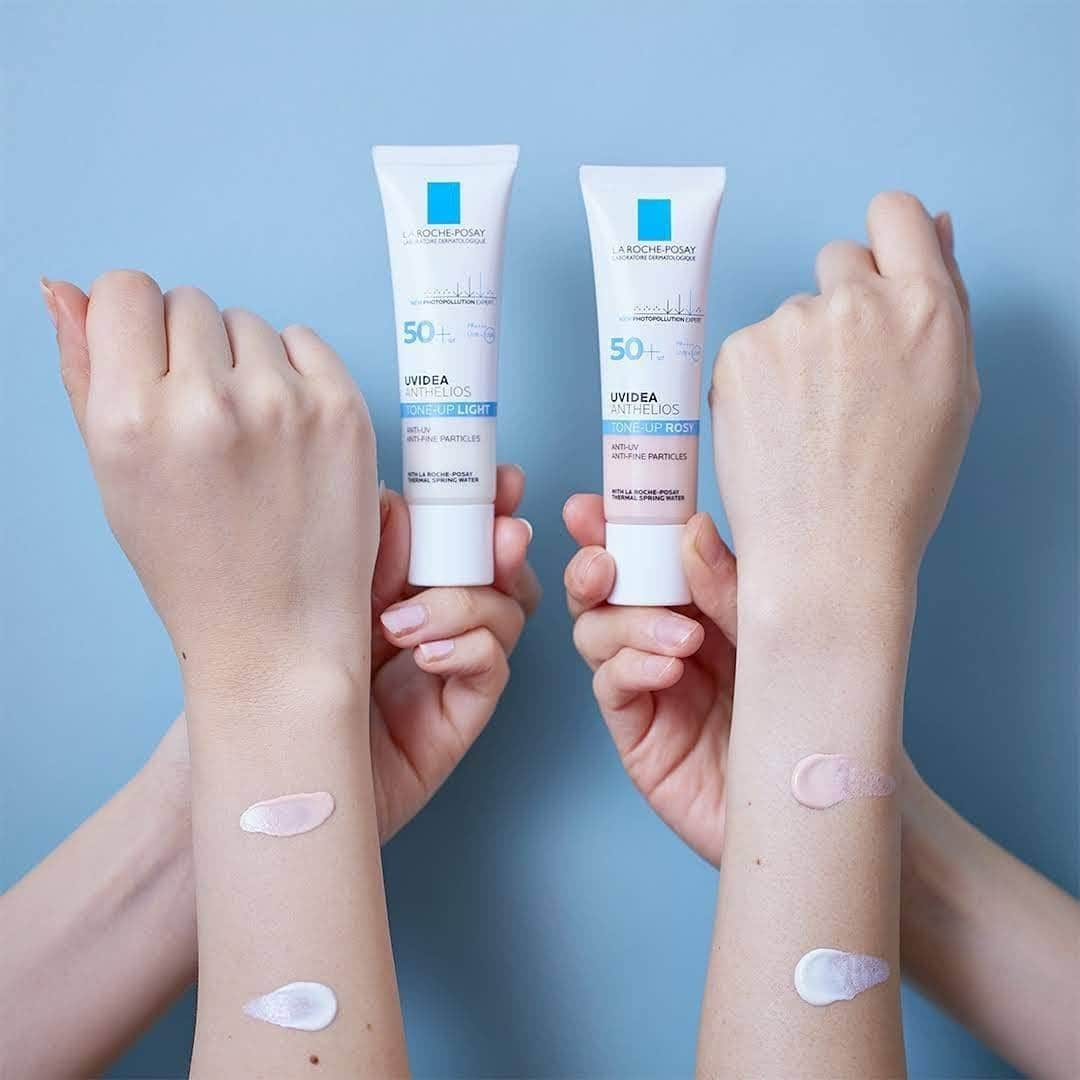 LA ROCHE-POSAY JAPAN ラロッシュポゼさんのインスタグラム写真 - (LA ROCHE-POSAY JAPAN ラロッシュポゼInstagram)「＼ 今だけ！トーンアップUVを2色同時にお試しできるチャンス♡／  大人気の #トーンアップUV シリーズ。 今ならラ ロッシュ ポゼの商品を6,000円（税込）以上ご購入で、ピンクとホワイト2色のお試しサイズ（3mL）をプレゼント✨  ホワイトとピンクどちらも試せるから、お気に入りのカラーを見つけたり、ミニサイズだからお化粧直しなどの持ち運び用にも🌿  ずっと気になっていたけどまだ使ったことがないという方や、 片方は使ったことがあるけどもう１色も気になるという方など、この機会に是非お試しください。  キャンペーン期間は1月5日〜2月17日まで。公式オンラインサイトからの購入限定となります。  ※投稿画像は通常サイズとなり、お試しサイズは3mLのサイズとなります。 UVイデア XL プロテクショントーンアップ ローズ 30mL 3,740円(税込） UVイデア XL プロテクショントーンアップ 30mL 3,740円 (税込)  #ラロッシュポゼ #larocheposay #トーンアップUV #ピンクのトーンアップUV #乾燥肌 #敏感肌 #ツヤ肌 #潤い肌 #敏感肌対策 #スキンケア #低刺激 #低刺激設計 #敏感肌コスメ #ドクターズコスメ #美肌ケア #保湿ケア #スキンケアマニア #ツヤ肌メイク  #ライフスタイル #美容好きさんと繋がりたい #おすすめコスメ #スキンケア購入品 #スキンケア好きさんと繋がりたい #肌活 #肌荒れ対策 #美容マニア #美肌づくり #キレイになりたい  #冬コスメ #冬メイク」1月5日 17時58分 - larocheposayjp