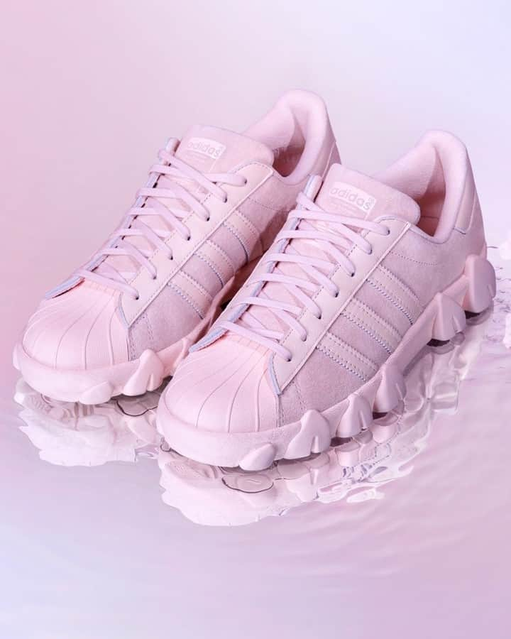 アトモスさんのインスタグラム写真 - (アトモスInstagram)「. 1/8(FRI)より、adidas × Angel Chen Collectionが登場。伝統というレンズを通して将来を見つめる、Angel Chen (@angelchenstudio )。Angel Chenは、世界中で新たな波を起こしているデザイナーたちの中心的存在になっている自身の名を冠したブランド。この最新のアディダスとのコラボレートコレクションで、彼女は独自の視点で東洋の文化から得たインスピレーションを、西洋の美に注ぎ込み、双方の美意識を融合させたアイテムを発表。フューチャリスティックなシルエットが特徴的で、クラシックスタイルに遊び心を加えたデザインのアパレルコレクション。名作、スーパースターにも敬意を込めたアレンジを落とし込む。アイコニックなラバーシェルトゥスニーカーのディテールはそのままに、牙からインスピレーションを得た独特なデザインをミッドソールに添えている。東西の文化から得たインスピレーションを現代の美に注ぎ込んだ独自のデザインで、世界を席巻するデザイナーたちの新たな波を牽引する。 . 【展開店舗】 @atmos_pink_official  @atmos_pink_flagship_harajuku  atmos-tokyo.com . ※SL7600 W AC (FY5352)、WINTER JKT AC(GM8747)のお取り扱いは御座いません。 . From 1/8 (FRI), adidas x Angel Chen Collection will be released. Angel Chen (@angelchenstudio) looks to the future through the lens of tradition. Angel Chen is a brand bearing its own name that has become the centerpiece of designers who are creating a new wave around the world. In this latest collaborative collection with adidas, she presents items that combine the beauty of the West with inspiration from Eastern culture from a unique perspective. An apparel collection with a futuristic silhouette and a playful design in a classic style. Arrangements with respect for masterpieces and superstars. While retaining the details of the iconic rubber shell toe sneakers, the midsole has a unique fang-inspired design. With a unique design that inspires modern beauty with inspiration from eastern and western cultures, it will lead a new wave of designers who are sweeping the world. . #atmos #atmostokyo #atmosjapan #atad #atad_tokyo #adidas #adidasoriginals #angelchen #アトモス #アディダス」1月5日 17時59分 - atmos_japan