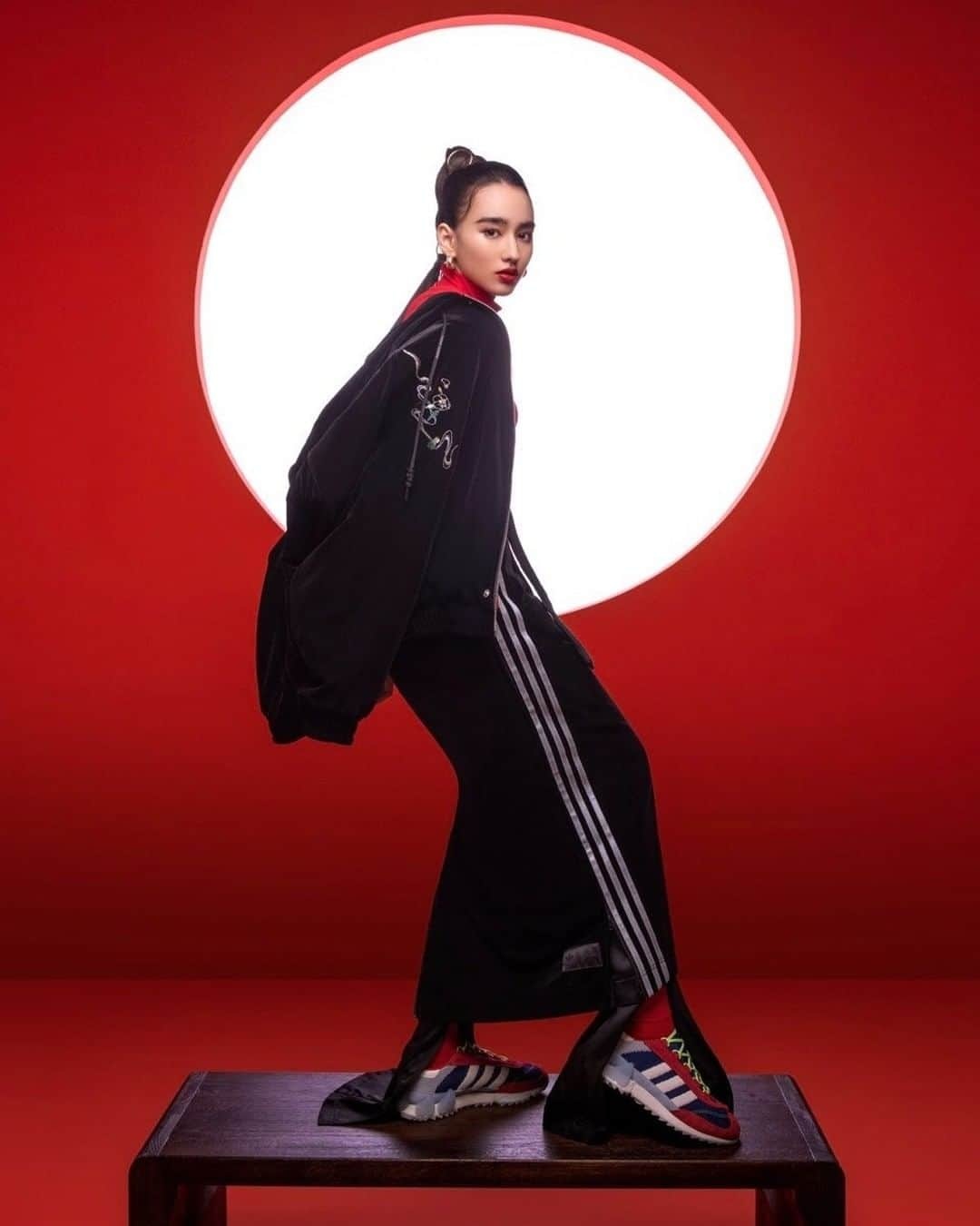 アトモスさんのインスタグラム写真 - (アトモスInstagram)「. 1/8(FRI)より、adidas × Angel Chen Collectionが登場。伝統というレンズを通して将来を見つめる、Angel Chen (@angelchenstudio )。Angel Chenは、世界中で新たな波を起こしているデザイナーたちの中心的存在になっている自身の名を冠したブランド。この最新のアディダスとのコラボレートコレクションで、彼女は独自の視点で東洋の文化から得たインスピレーションを、西洋の美に注ぎ込み、双方の美意識を融合させたアイテムを発表。フューチャリスティックなシルエットが特徴的で、クラシックスタイルに遊び心を加えたデザインのアパレルコレクション。名作、スーパースターにも敬意を込めたアレンジを落とし込む。アイコニックなラバーシェルトゥスニーカーのディテールはそのままに、牙からインスピレーションを得た独特なデザインをミッドソールに添えている。東西の文化から得たインスピレーションを現代の美に注ぎ込んだ独自のデザインで、世界を席巻するデザイナーたちの新たな波を牽引する。 . 【展開店舗】 @atmos_pink_official  @atmos_pink_flagship_harajuku  atmos-tokyo.com . ※SL7600 W AC (FY5352)、WINTER JKT AC(GM8747)のお取り扱いは御座いません。 . From 1/8 (FRI), adidas x Angel Chen Collection will be released. Angel Chen (@angelchenstudio) looks to the future through the lens of tradition. Angel Chen is a brand bearing its own name that has become the centerpiece of designers who are creating a new wave around the world. In this latest collaborative collection with adidas, she presents items that combine the beauty of the West with inspiration from Eastern culture from a unique perspective. An apparel collection with a futuristic silhouette and a playful design in a classic style. Arrangements with respect for masterpieces and superstars. While retaining the details of the iconic rubber shell toe sneakers, the midsole has a unique fang-inspired design. With a unique design that inspires modern beauty with inspiration from eastern and western cultures, it will lead a new wave of designers who are sweeping the world. . #atmos #atmostokyo #atmosjapan #atad #atad_tokyo #adidas #adidasoriginals #angelchen #アトモス #アディダス」1月5日 17時59分 - atmos_japan