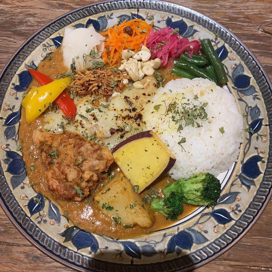 仮眠玲菜のインスタグラム：「2021 #カレー 初め🍛  ザンギと焦しチーズものせちゃった 具がゴロゴロで満足感あって美味しい！ チャイも甘さ控えめで美味し嬉しい☺️  #下北沢 #下北沢グルメ」