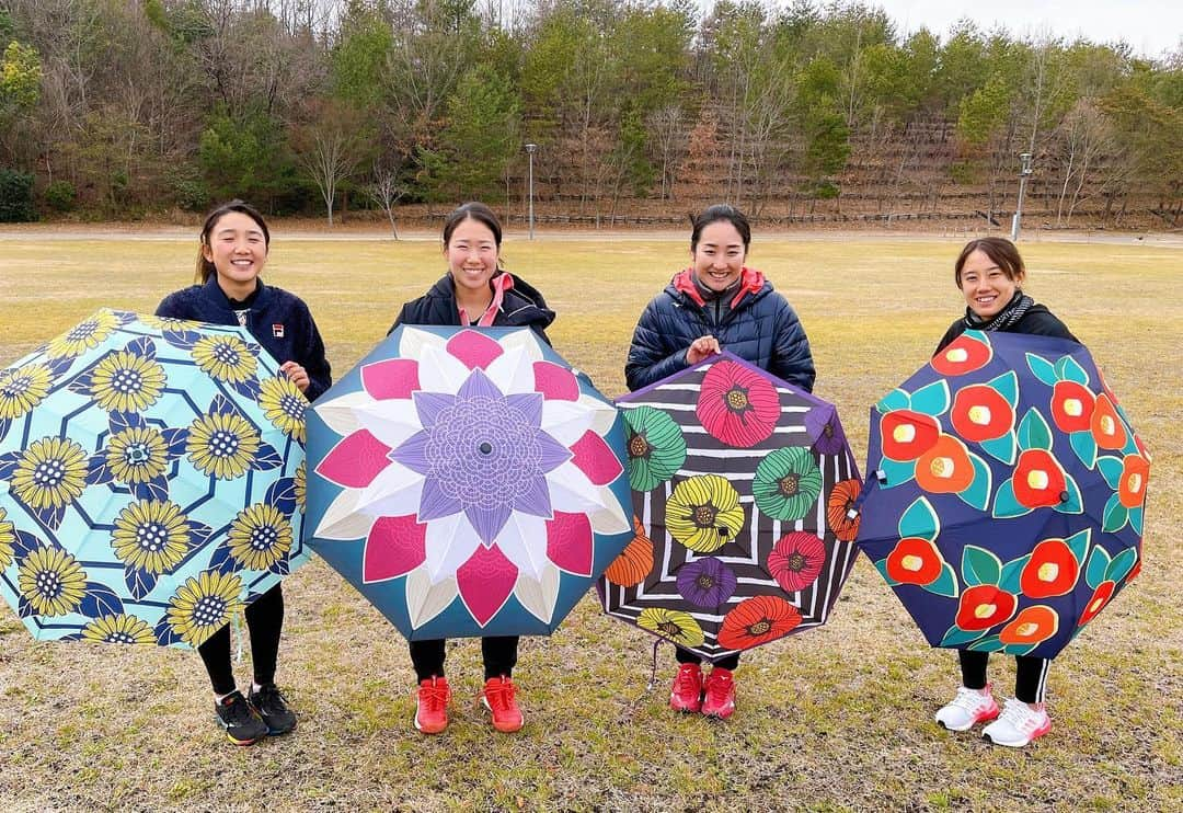 日比野菜緒さんのインスタグラム写真 - (日比野菜緒Instagram)「映二さんからかわいい和柄の傘をいただきました🎍✨  こうして和柄をポップなデザインにし、伝統を今の時代に受け継いでいく取り組みが素敵だなと思いました😌  大切に使います！！ • #和柄 #傘 #北斎グラフィック」1月5日 17時53分 - naohibino_1128