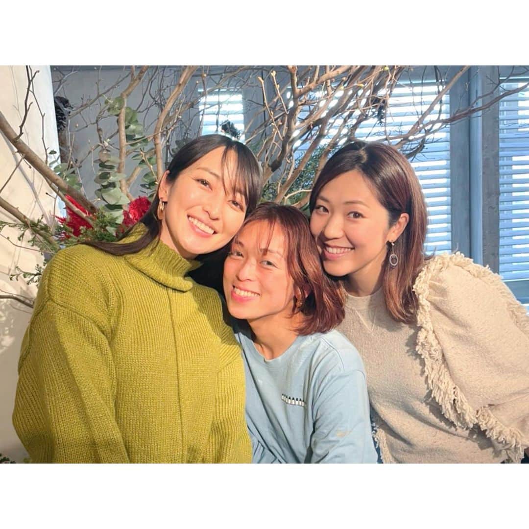 上野なつひのインスタグラム：「新年明けましておめでとうございます🐮⛩  映画の世界、嘘のような2020年の出来事があり、2021年はどうかこれ以上悲しむ人が増えないことを願うばかり。  家族や友人、当たり前じゃなかった今までの生活に改めて感謝する事が出来ました。 気兼ねなく逢えるってありがたい事なんだと。 とにかく健康第一で！！ カラダはもちろんココロも💝  自分が笑顔でいれるのは周りの人が笑顔でいてくれるから。  人の幸せは自分の幸せ。 自分の幸せは周りの幸せ。  今年は去年苦労した分、心も体も強くなって、笑顔が多い年になりますように🐮✨ 年女（丑年）なのでいい年にしたい。  ちなみに写真はこんな大騒動になる前に久々に会った友達との写真！ 3枚目は新年のご挨拶でのライン電話！ 右上のちゃみがまさかの格好で笑っぱなしのご挨拶でした❤️🐮🐮（1人アプリを使ってないからね。いいミルク出します笑）  2021年も宜しくお願いします！  #明けましておめでとう御座います #丑年」