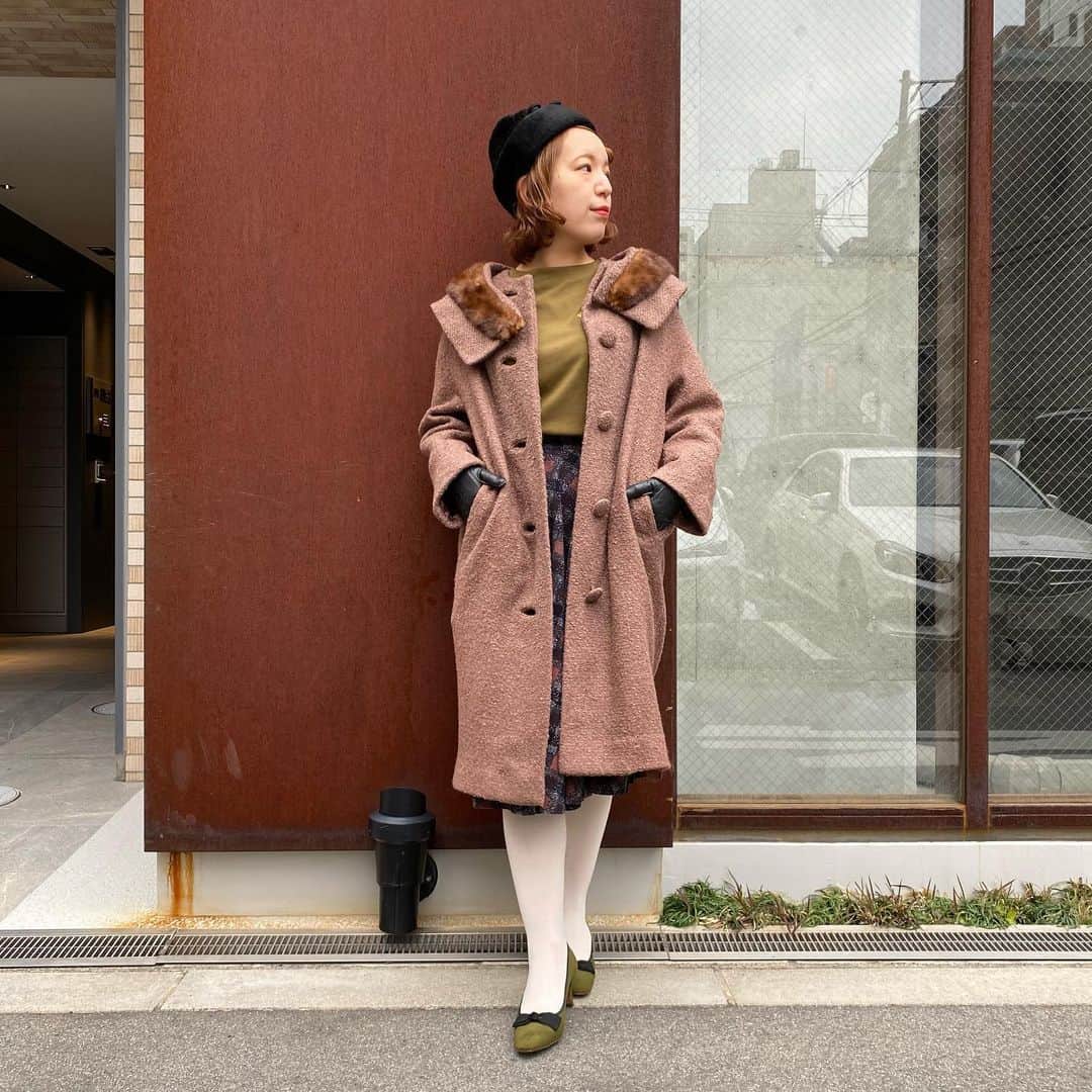 NUTTY Vintage&Collectibleのインスタグラム：「🇺🇸NEW ARRIVAL🇺🇸from U.S.A  ☑︎vtg "Lilli Ann" cocoa mink collar coat ☑︎vtg corduroy brown check print circular skirt  寒い冬も出かけたくなるようなスペシャルなコーディネート＊ 大人気のLillianのコートが入荷致しました!!  品質の良い生地の使用が約束されたLilli Annのコートはコレクターも多い代物。  同系色のサーキュラースカートと合わせて冬のオシャレを楽しんで＊  バイヤー選りすぐりの アメリカより買い付けたばかりのNEWアイテムは メンテナンス後、順次お出ししております！  SNS掲載アイテムは通販も可能ですので お気軽にお問い合わせ下さい💌  NUTTYで今冬のお洒落を お楽しみいただけますように…♡  ┈┈┈┈┈┈┈┈┈┈┈┈┈┈┈┈┈  🎉2021🌅新春初売りSALEのお知らせ🎉 1/2(月)12:00〜1/17(日)  🎍新着商品を含む店内チケットのついたアイテム10%OFF〜50%OFF！  店頭＆ONLINE STORE共にどうぞお楽しみ下さい🔜  ┈┈┈┈┈┈┈┈┈┈┈┈┈┈┈┈┈ 【年始営業時間】 ┈┈┈┈┈┈┈┈┈┈┈┈┈┈┈┈┈ 1/2(土) 12:00-20:00 初売りOPEN/SALE🎉 1/3(日) 11:00-20:00 1/4(月) 11:00-20:00 1/5(火) 〜普通営業 ┈┈┈┈┈┈┈┈┈┈┈┈┈┈┈┈┈」