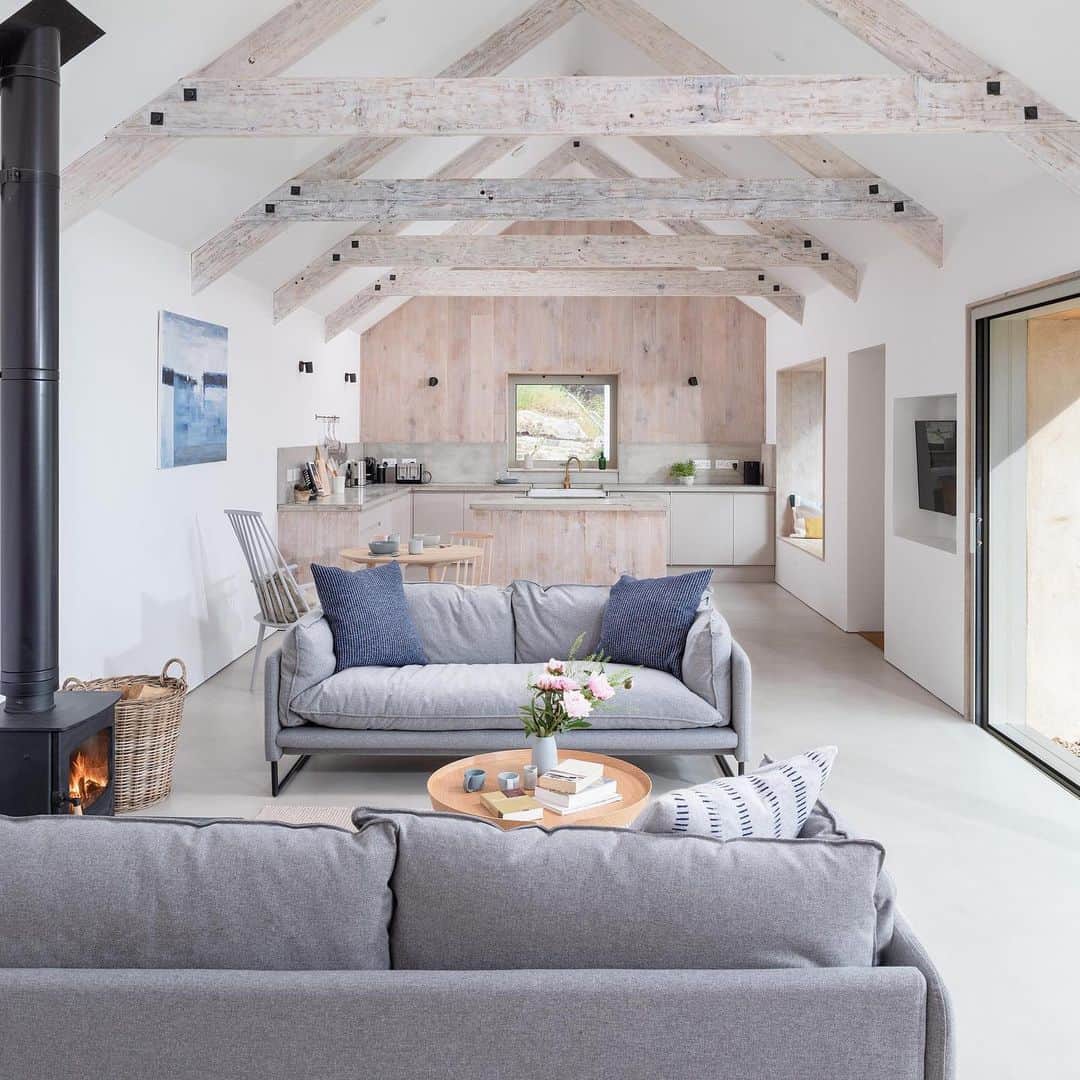 フレンチコネクションのインスタグラム：「In need of a new year escape? We’ve partnered with @uniquehomestays to give one lucky winner the chance to win a luxury break at their most-loved contemporary Cornish retreat, The Meadows (furnished with some of our favourite FC homeware pieces), as well as £250 to spend on our French Connection home collection*.  Go over to our Instagram Stories now to enter. Hurry, ends midnight!   #UniqueHomestays #FrenchConnection (📷: @uniquehomestays).」