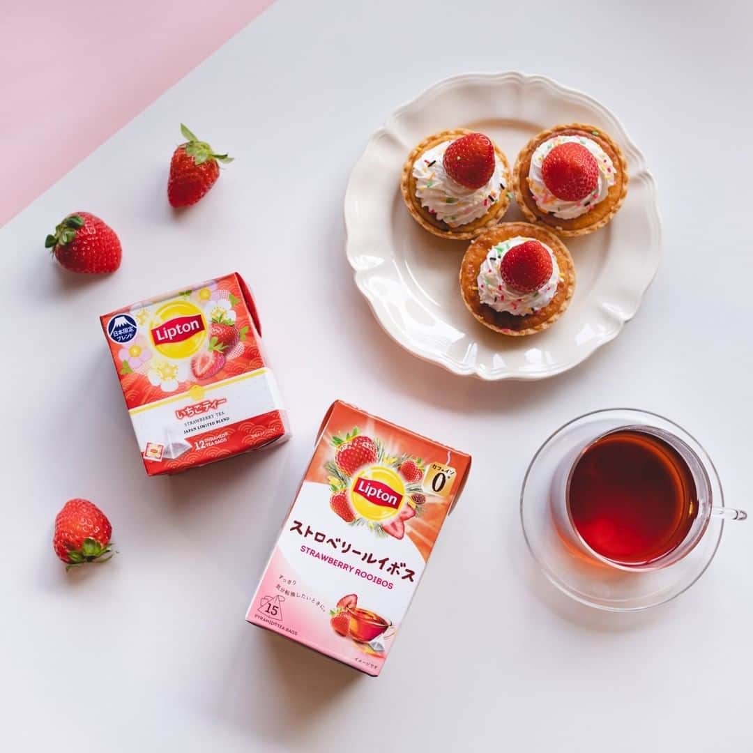 リプトンのインスタグラム：「今日、1月5日は「いちごの日」🍓 そんな日を存分に楽しむには、スイーツのお供としてリプトンのいちごティーとストロベリールイボスがぴったり✨  甘いスイーツに、いちごティーとストロベリールイボスの優しい香りが加われば、もう気分はいちご一色！♡ めいっぱい「いちごの日」を楽しもう♪  #リプトン #Lipton #リプトンルイボスティー #リプトンいちごティー #ストロベリールイボス #ルイボス #いちごティー #カフェインレス生活 #癒し ＃リラックス #おうちカフェ #おうち時間 #いちごの日 ＃いちご #丁寧な暮らし #リプトンでつながる」