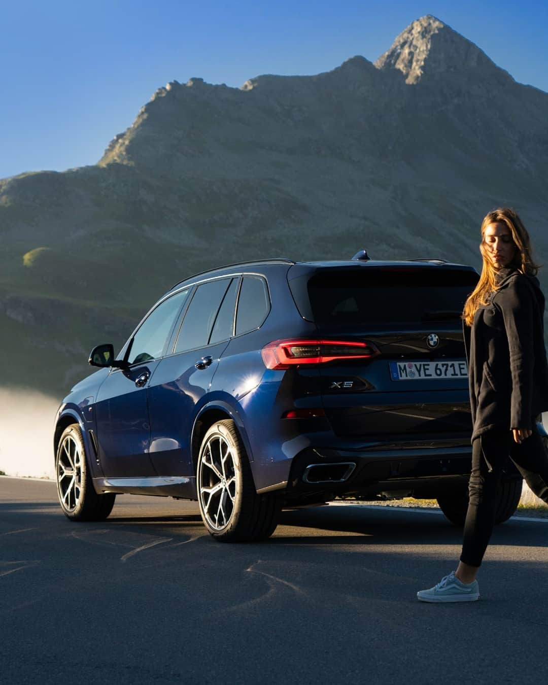 BMWのインスタグラム：「I do my little turn on the catwalk. The BMW X5. #TheX5 #BMW #X5 @alice.linari @loalesi  __ BMW X5 xDrive45e: Energy consumption in kWh/100 km (combined): 25.2–23.5. Fuel consumption in l/100 km (combined): 2.1–1.6. CO2 emissions in g/km (combined): 47–37. Further information: www.bmw.com/disclaimer.」