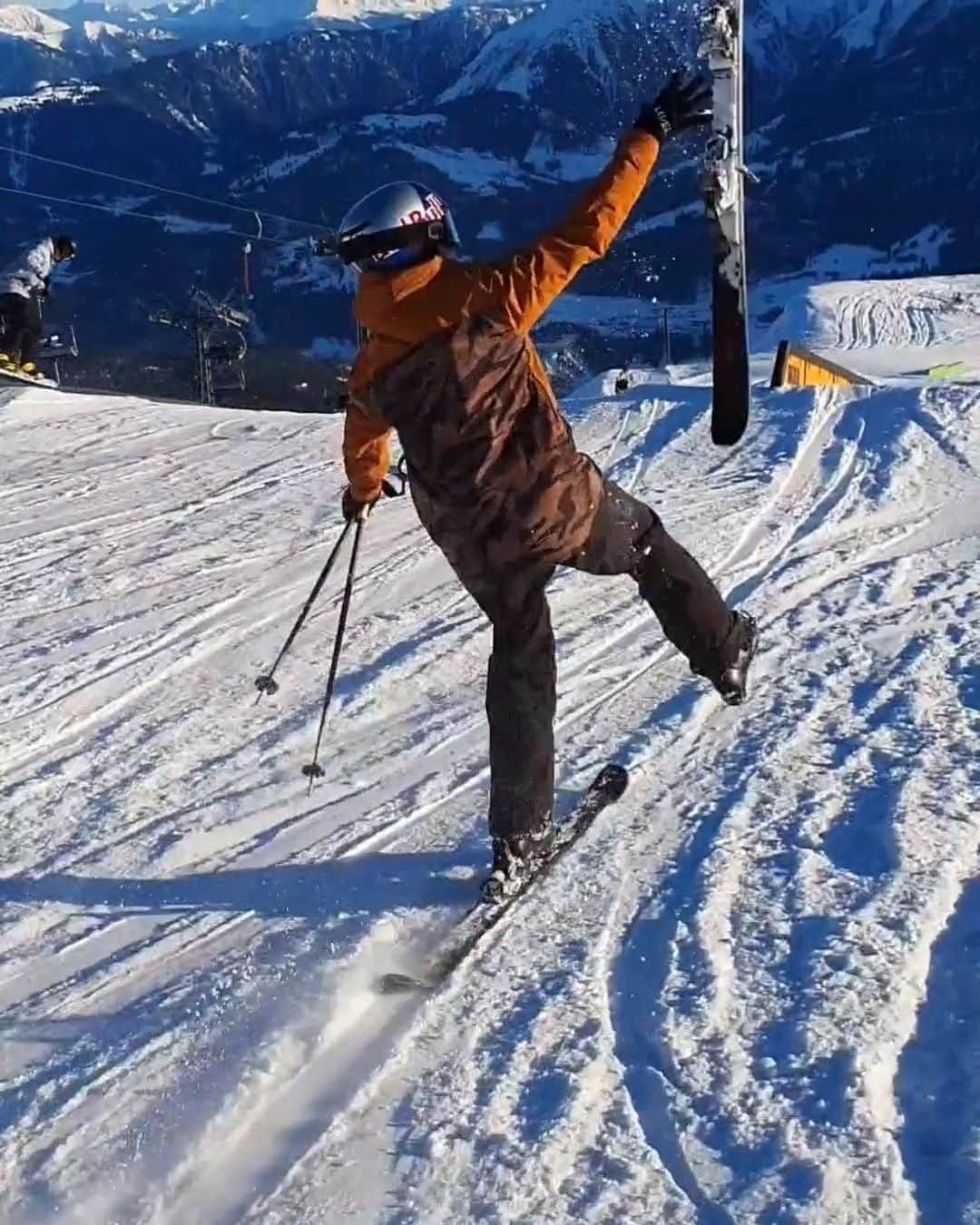 レッドブルのインスタグラム：「please excuse us while we un-drop our jaws 🤩   ⛷: @buhsch 🎥: @thierry_wili #redbull #givesyouwiiings #snow #skiing #winter #mountain #tricks」