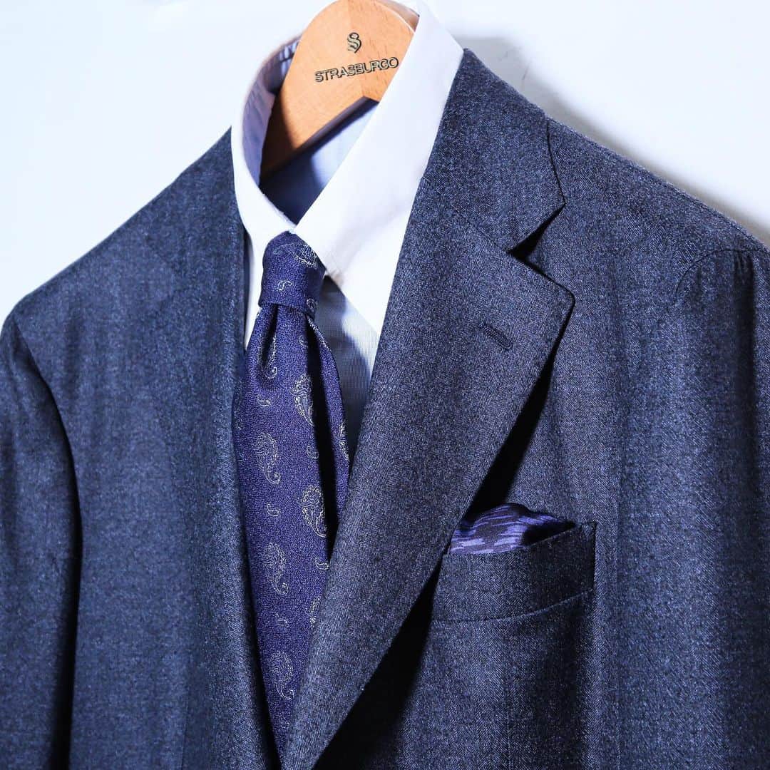 ストラスブルゴさんのインスタグラム写真 - (ストラスブルゴInstagram)「ビジネスシーンを彩るキートンのネクタイ。エクスクルーシヴな素材を丁寧に織り上げた一本は、Vゾーンにラグジュアリーなムードを漂わせます。  肉厚でしっかりとしたハリがあるため、プレーンノットで結んでいただくのがオススメです。  Tie：Kiton ¥29,000+tax 商品コード：1000120110113  Suit：BARBA ¥136,000+tax → ¥95,200+tax （30%OFF） 商品コード：1000820101010  Shirt：BARBA ¥28,000+tax 商品コード：1000817106412」1月5日 18時02分 - strasburgo_mens_official