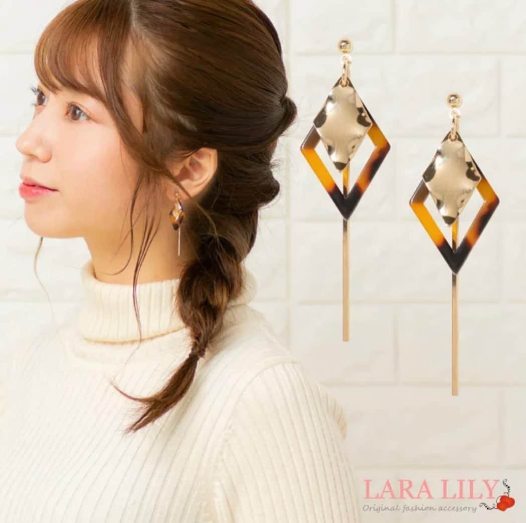 YUMIのインスタグラム：「. LARA LILYさんのアクセサリーの モデルをさせていただきました👂💐  楽天市場でチェックしてね☑️  #accessories #hairstyle #アクセサリー #ヘアアレンジ#楽天市場#ピアス#イヤリング#撮影 #タートルネック」