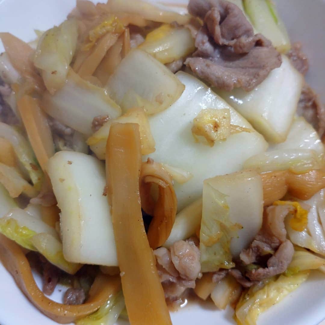 のインスタグラム：「今年初、久々のズボラ飯  豚肉白菜メンマの中華風炒め  鶏手羽のニンニクさっぱり煮 #ズボラ飯 #自炊飯 #ドケチ飯 #プロレスラーが作る飯 #酒飲みの味」