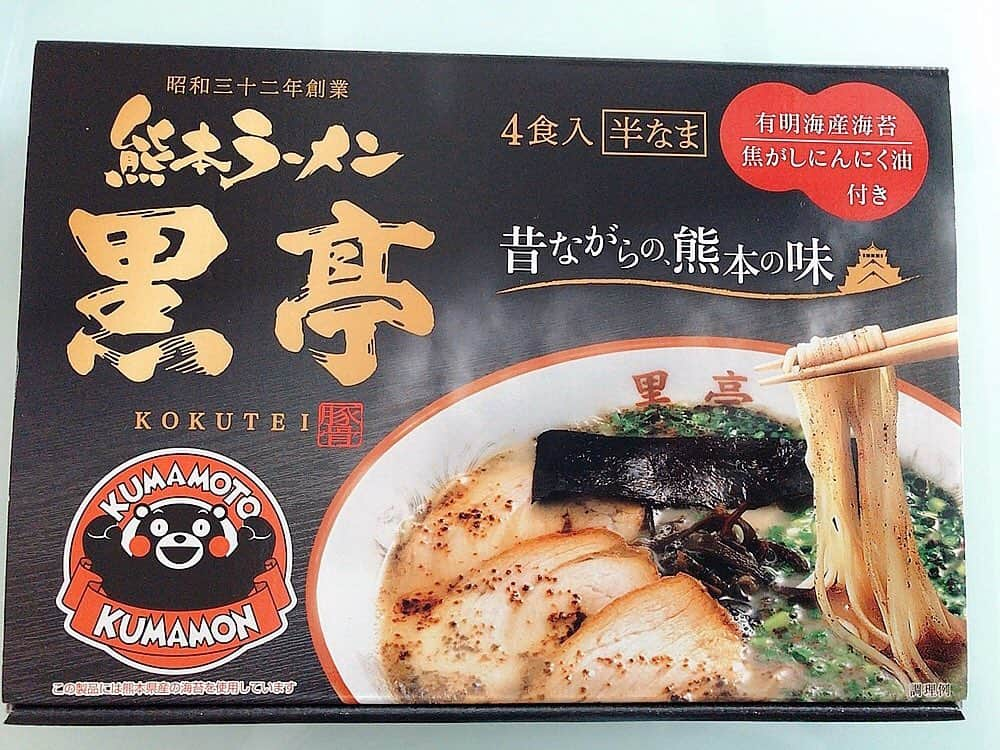 吉山りささんのインスタグラム写真 - (吉山りさInstagram)「今年の一発目のラーメンは 大好きな『黒亭』🍜  熊本ラーメン 熊本行ったことないから行きたい🍜🐎  #黒亭 #熊本ラーメン #ラーメン #ラーメン大好き #ラーメン女子 #めんすたぐらむ #麺スタグラム #🍜 #拉麺 #拉麵 #サプライズ  サプライズプレゼントありがとうございました🙇🏻‍♀️✨   #焦がしニンニク #くまモン   #おうちごはん #おうち時間   ラーメンて1食じゃ足りないよね😂 でも替え玉は熱々じゃなくなるし大盛りは後半麺が伸びるから 結論、2杯食べたい🍜💘   #らーめん  #吉山りさ #フリーモデル」1月5日 18時12分 - oreorerisa