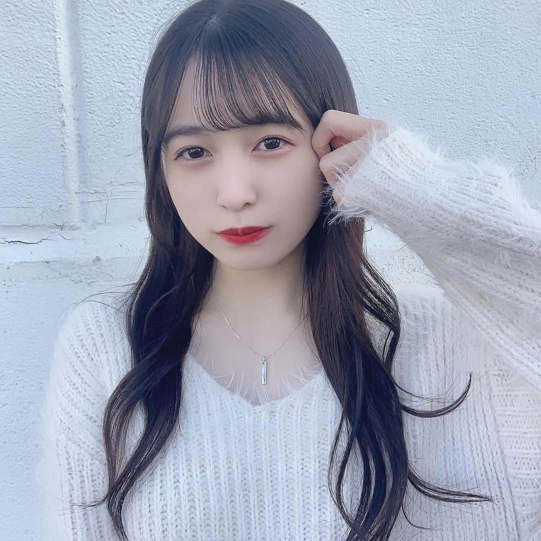 のインスタグラム：「. 白ニットすきなんだろ〜〜❤︎ . . #白ニット #ニットコーデ」