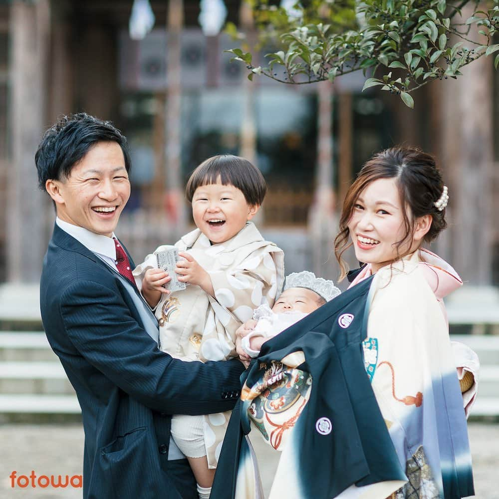 otowa (フォトワ)のインスタグラム：「笑い声がきこえてきそう🥳﻿ 楽しんでいただけて良かったです👨‍👩‍👦‍👦🌟﻿ ﻿ ﻿ Photo by フォトコ やました﻿ ﻿ ↪︎ フォトグラファーさんページはこちら﻿ https://fotowa.com/photographers/photoko﻿ ﻿ ...﻿ ﻿ ﻿ 子ども・家族の出張撮影「fotowa（フォトワ）」📸﻿ 👉@fotowa.jp﻿ ﻿ 平日：19,800円（税抜）﻿ 休日：23,800円（税抜）﻿ ﻿ -写真は75枚以上全てデータでもらえる﻿ -指名料や出張料などの追加料金なし﻿ -レビューや写真から好みのカメラマンに依頼﻿  ﻿ 感染予防にも配慮しながら撮影いたします。﻿ ﻿ ...﻿ ﻿ #fotowa #フォトワ #fotowaの七五三  #fotowaのお宮参り﻿ ﻿ #七五三ロケーション撮影 #七五三出張撮影 #七五三男の子 #七五三ママ #親子フォト #七五三写真 #ママと繋がりたい #七五三撮影 #お宮参り出張撮影 #お宮参りロケーション撮影 #お宮参りコーデ #お宮参りフォト #お宮参り写真 #ベビライフ #べびすたぐらむ #お宮参り」