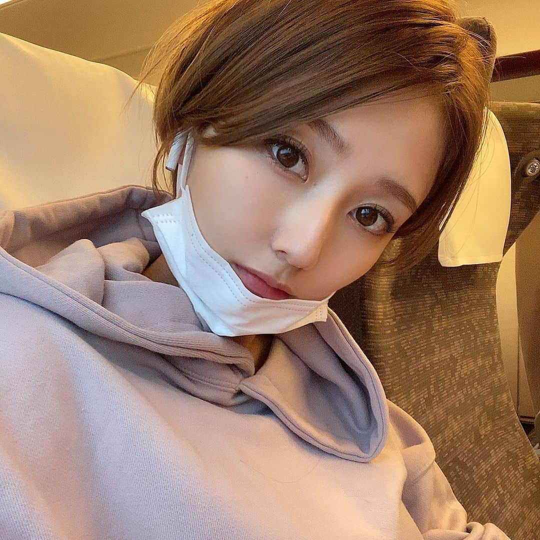 ナナのインスタグラム：「. あけましたが実家で引きこもり正月だったので初詣もお出かけも全然してないんだな 今年の抱負は酔って怪我しないことです🥴 . #早よ怪我治れ #tokyo#東京#六本木 #キャバ嬢#ショートヘア  #キャバクラ#ホステス#selfie」