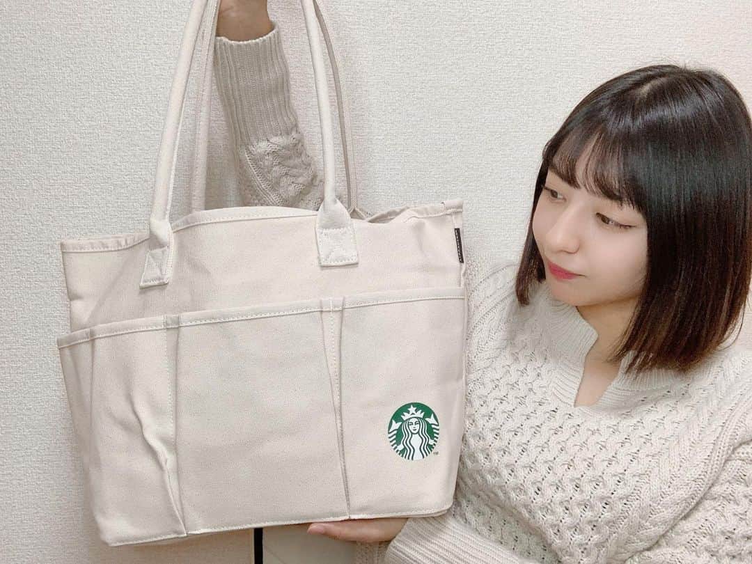 河合くるみのインスタグラム：「・ ・ スタバ福袋🦉💞 ・ トートバッグのデザインが お買い物行く時によさげ🐶 ・ ・ 最近？ここ半年？スタバ行かなくなってたから ドリンクチケット使ってたくさん飲む☕💭💕 ・ ・ いちごみるくのやつかわいい🍓 ・ ・ 来年もなにか福袋頼もうかな〜🥰 今年買えなかったジェラピケかな🥺 福袋あけるときのワクワク感すき！ ・ ・ みんなは福袋なにかかった？📦 (実はコメント欄復活してみた) ・ ・ #福袋 #2021 #スタバ #スタバ福袋 #福袋ネタバレ #スターバックスコーヒー #コーヒー #トートバッグ #タンブラー #楽しかった #Starbucks #starbuckscoffee #coffee #happynewyear #present #お正月 #followmeto #instagramjapan #kawaii #enjoylife #coffeetime」