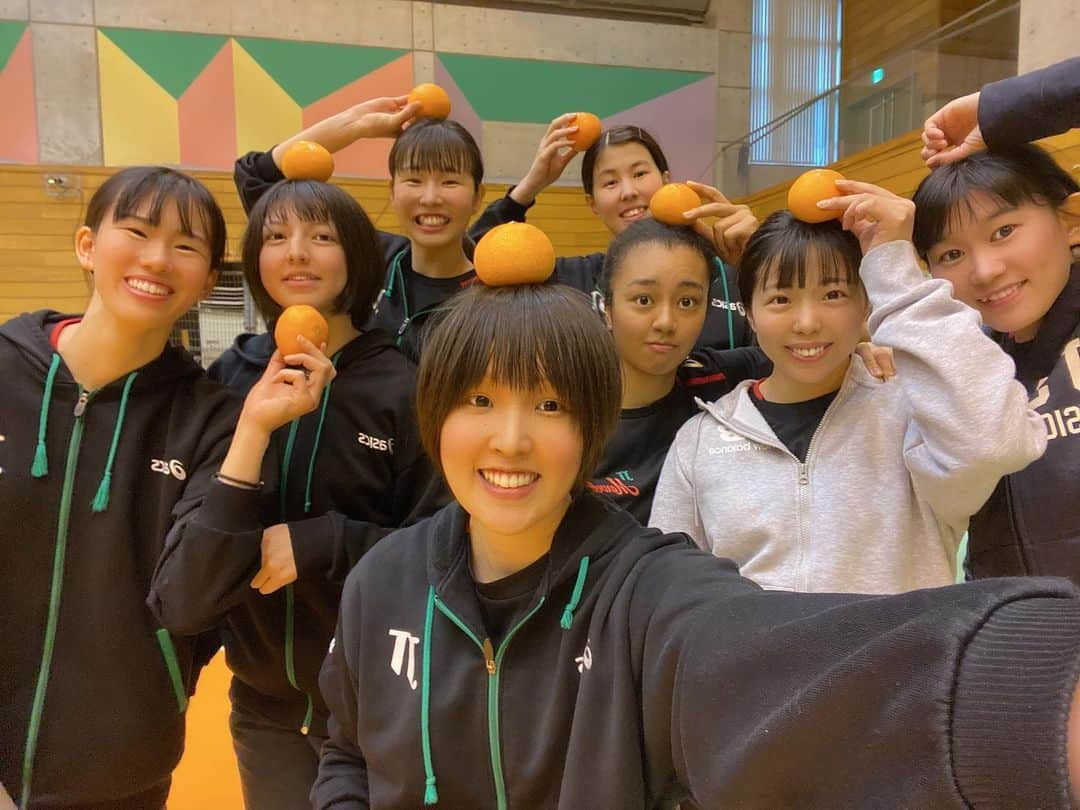 芥川愛加さんのインスタグラム写真 - (芥川愛加Instagram)「・ 頂いたみかんを乗せて鏡餅に🍊笑 ・ ・ #JTマーヴェラス #鏡餅 #みんな白くないから見えない笑 #ゆうかに注目 #みかん持ってない笑 #愉快な仲間たち #今年もこんな私たちを #よろしくお願いします💚」1月5日 18時34分 - aika_akutagawa